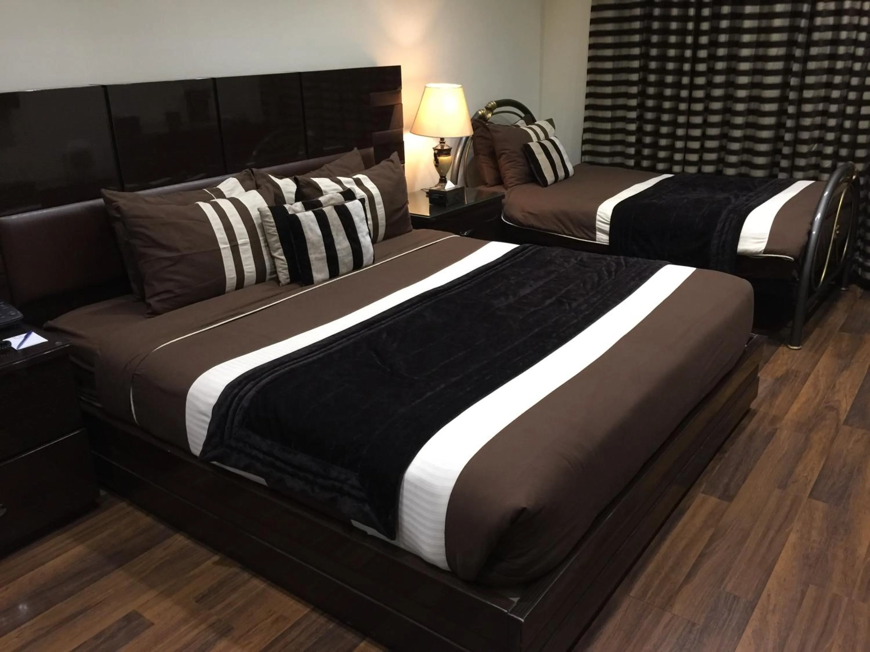 Bed in Royaute Luxury Suites and Hotel Gulberg Lahore
