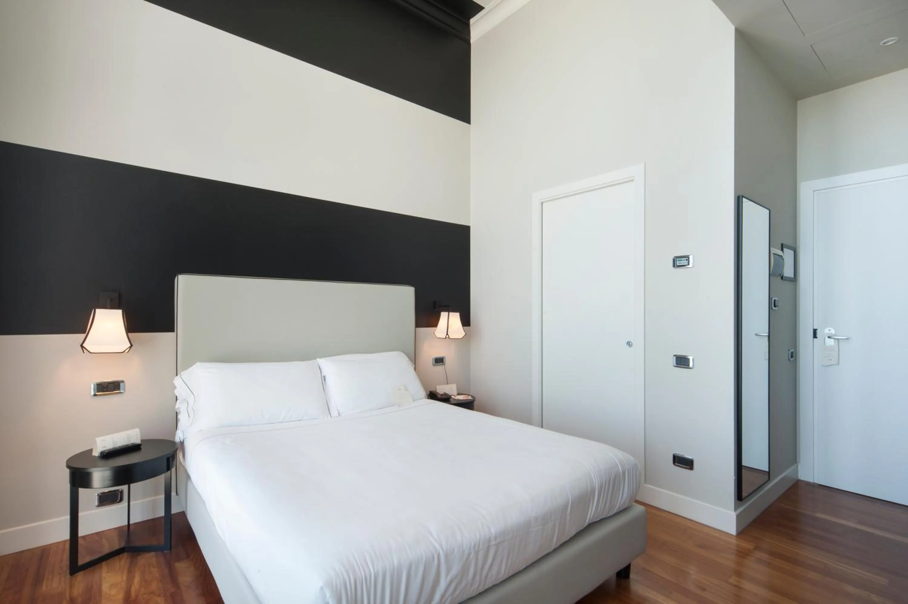 Bedroom, Bed in SeePort Hotel