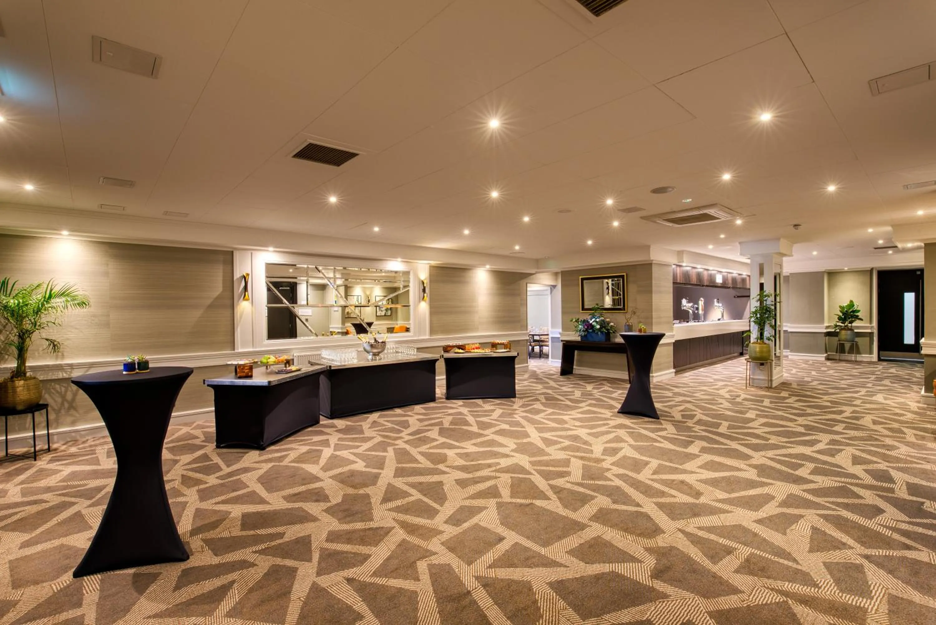 Lounge or bar in DoubleTree by Hilton London Ealing