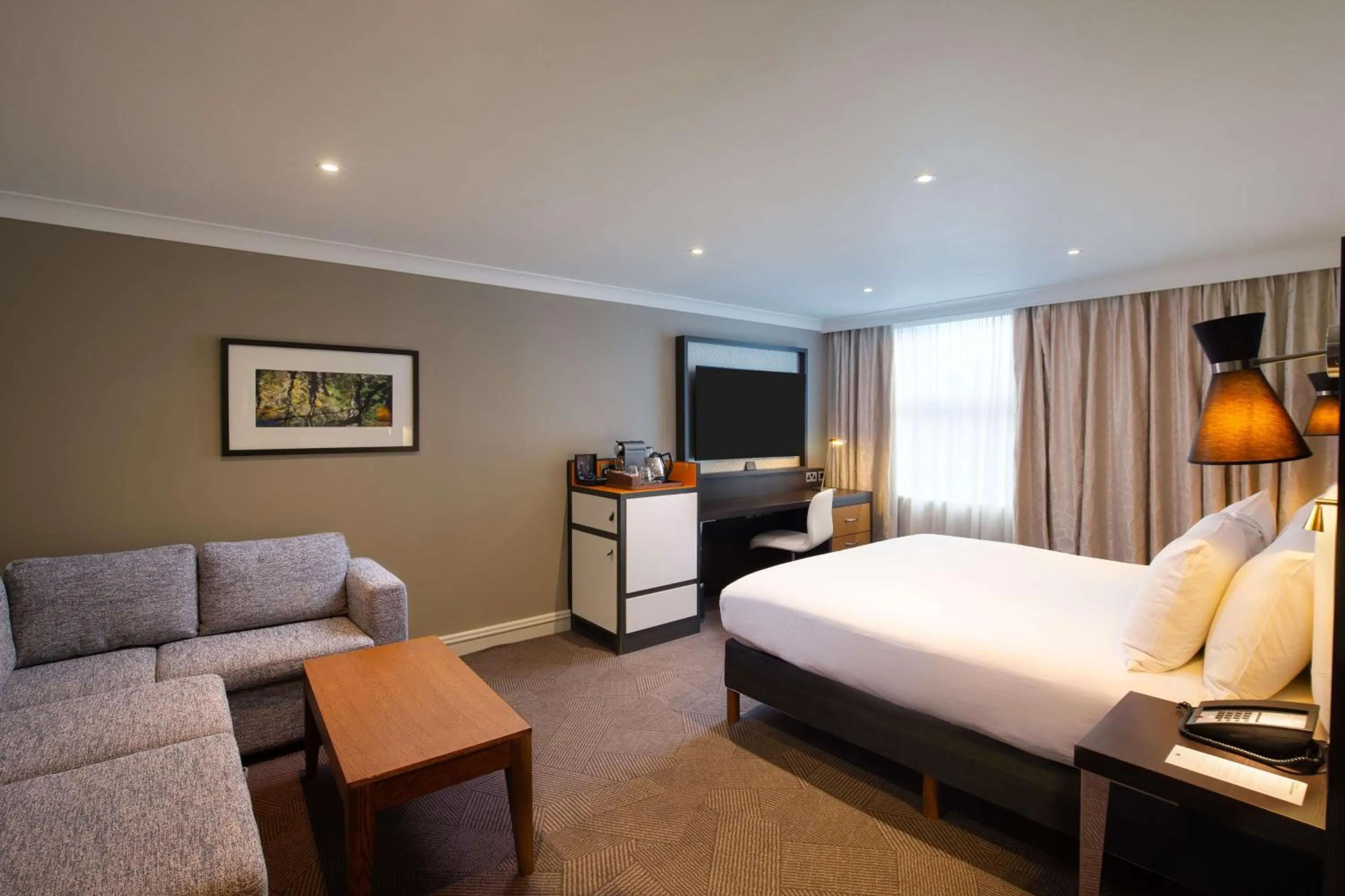 Living room, Bed in DoubleTree by Hilton London Ealing