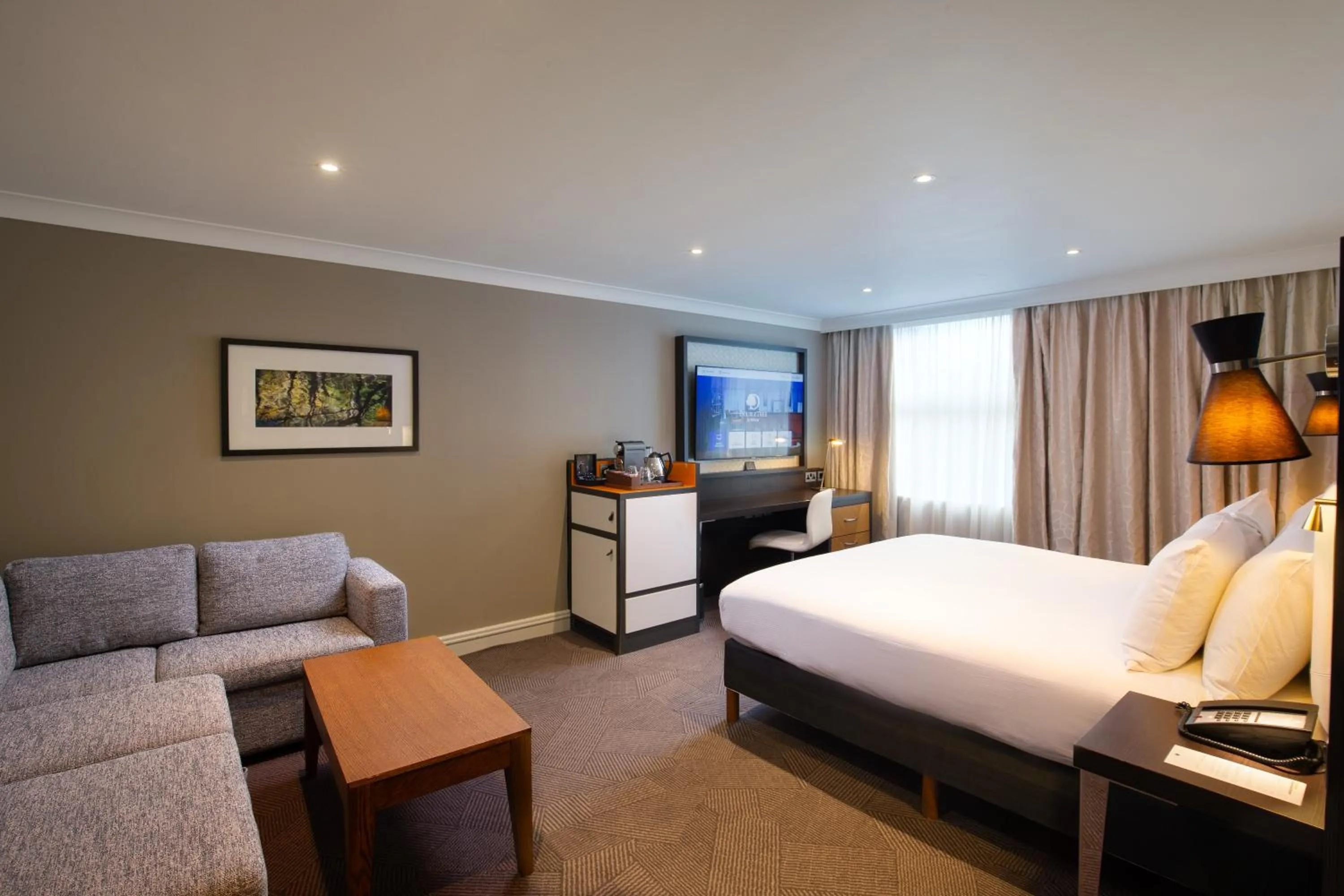 Photo of the whole room, Bed in DoubleTree by Hilton London Ealing