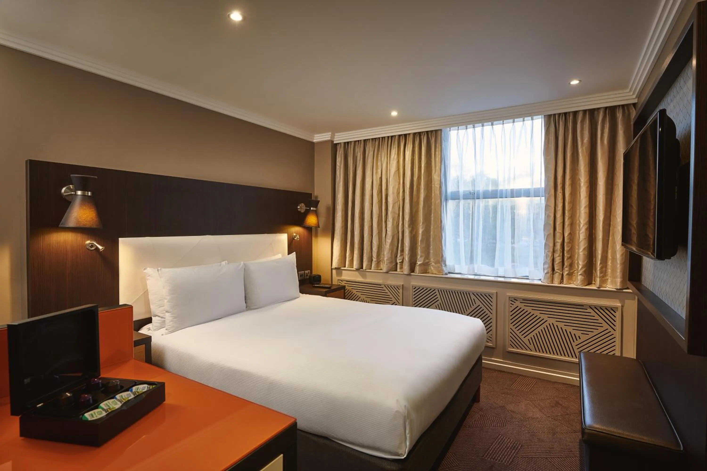 Bed in DoubleTree by Hilton London Ealing