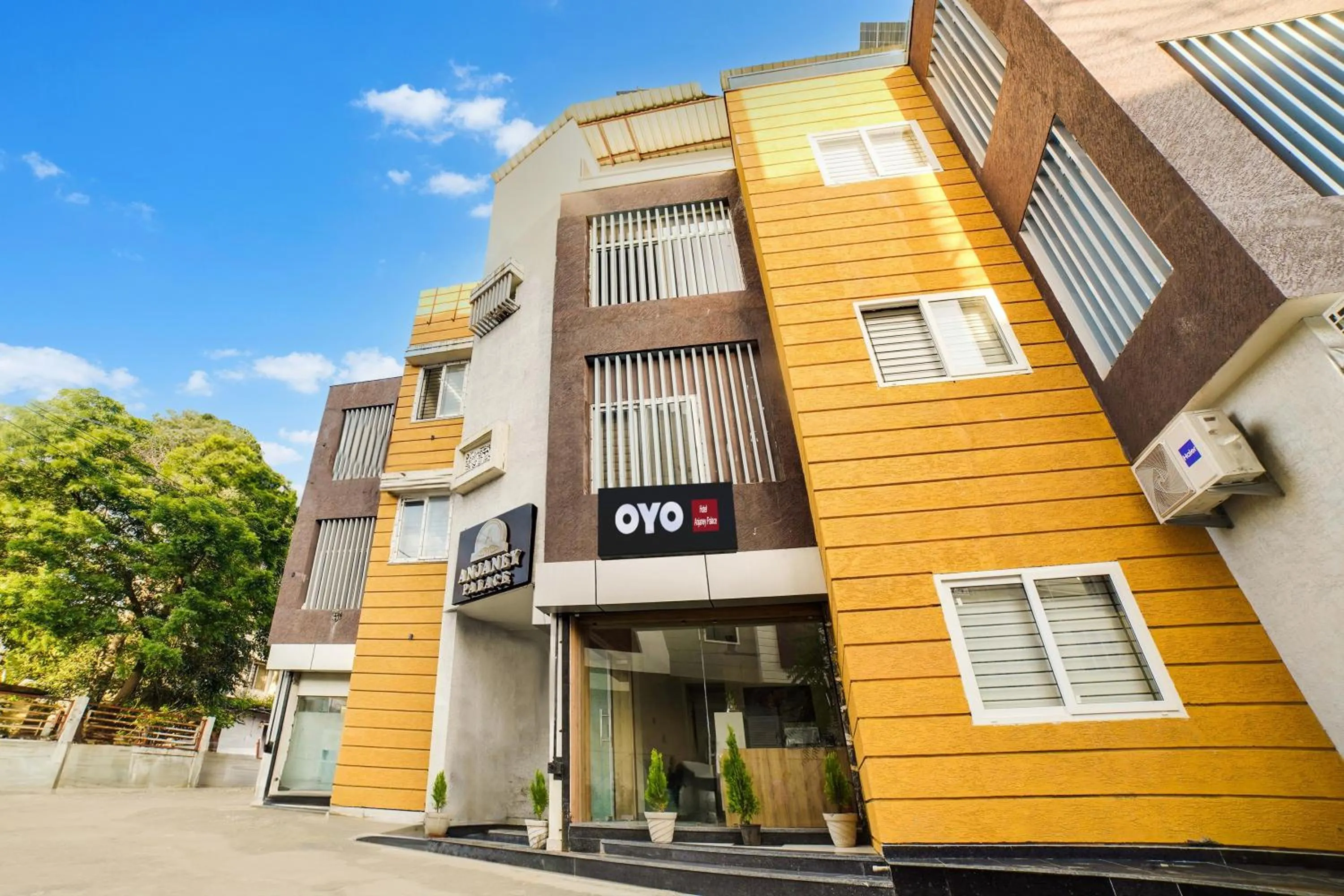 Facade/entrance in HOTEL O ANJANEY PALACE