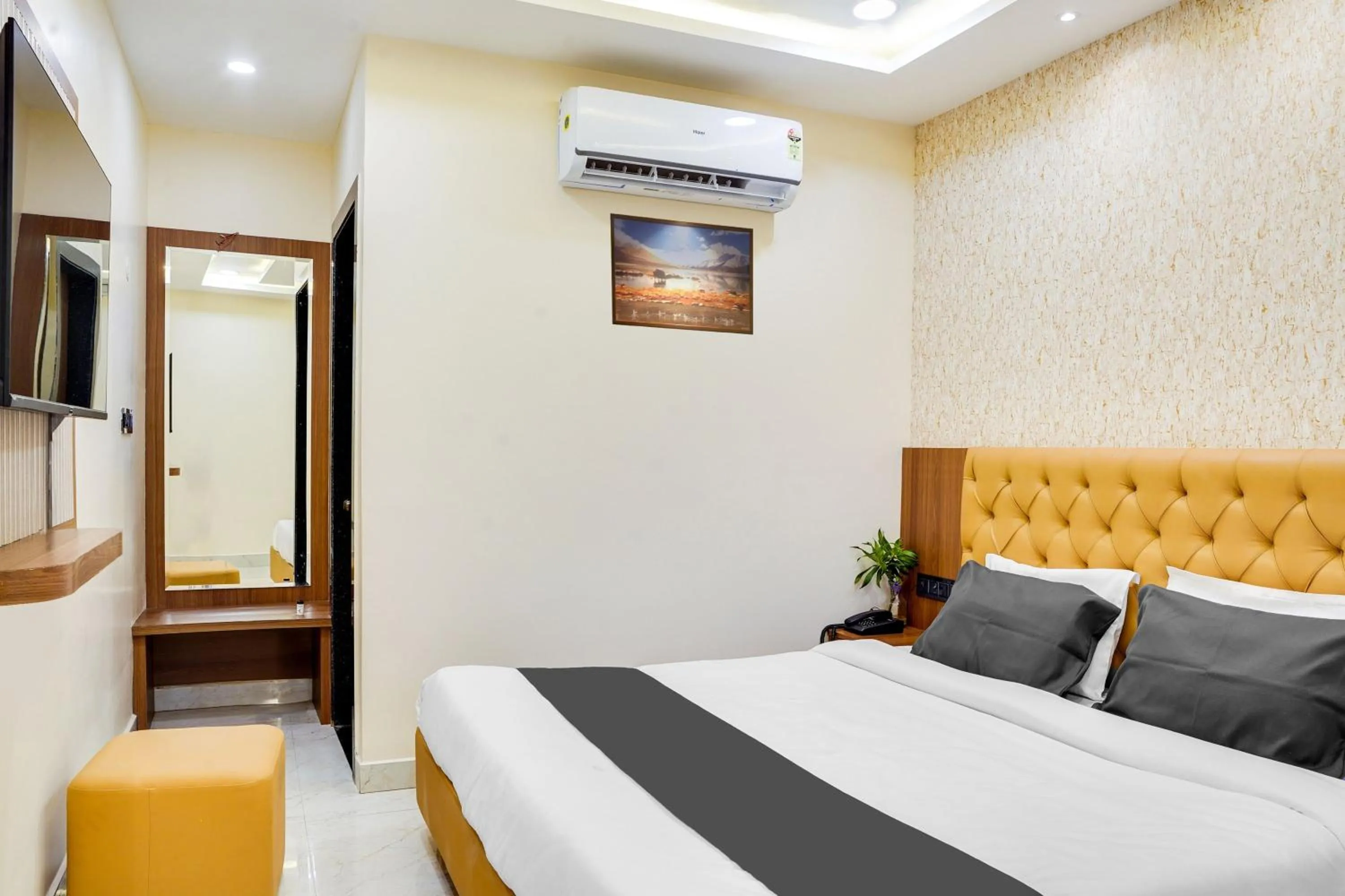 Facade/entrance, Bed in HOTEL O ANJANEY PALACE