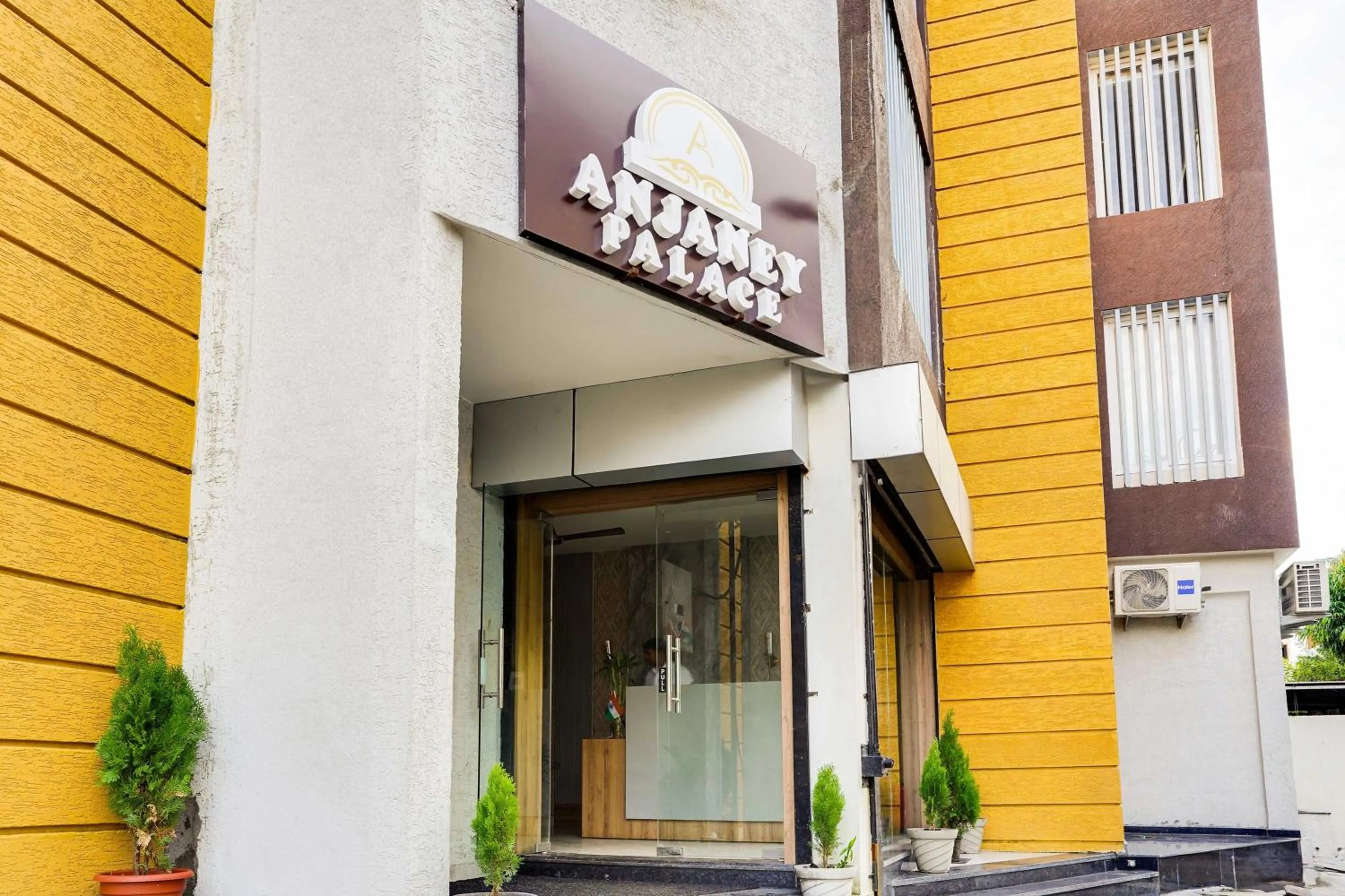 Facade/entrance in HOTEL O ANJANEY PALACE