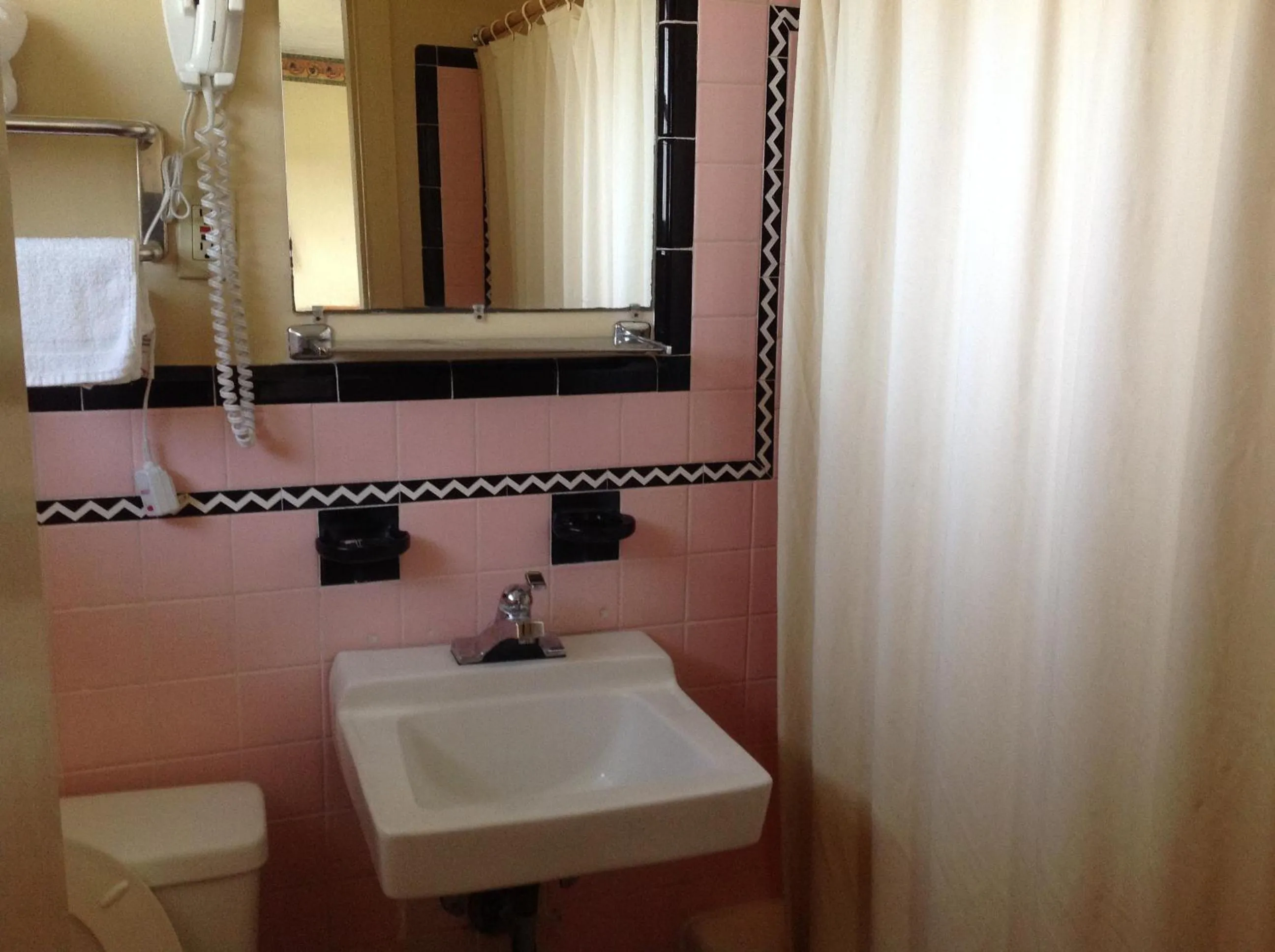 Bedroom, Bathroom in The Suwannee Gables Motel & Marina