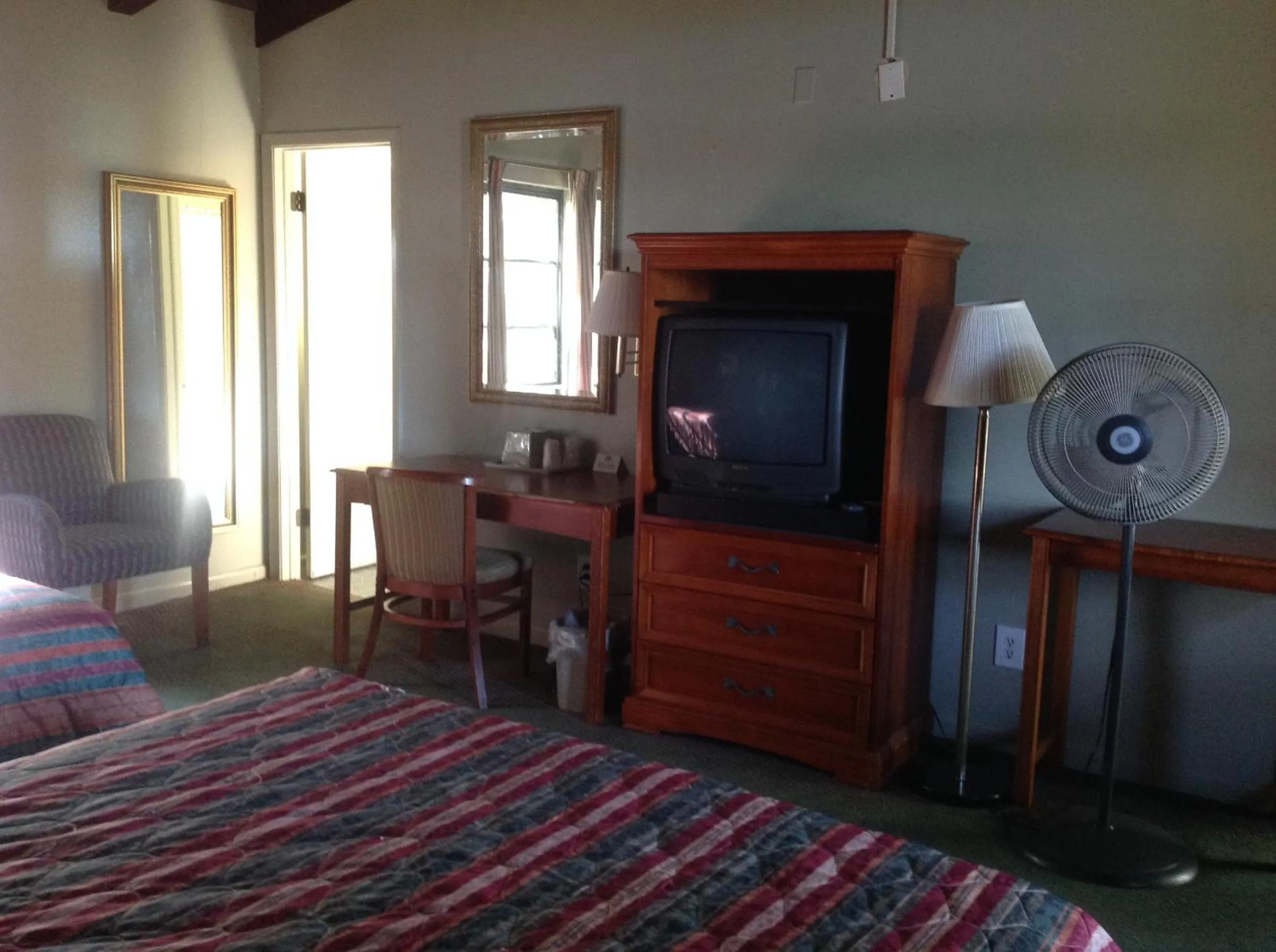 Bedroom, TV/Entertainment Center in The Suwannee Gables Motel & Marina