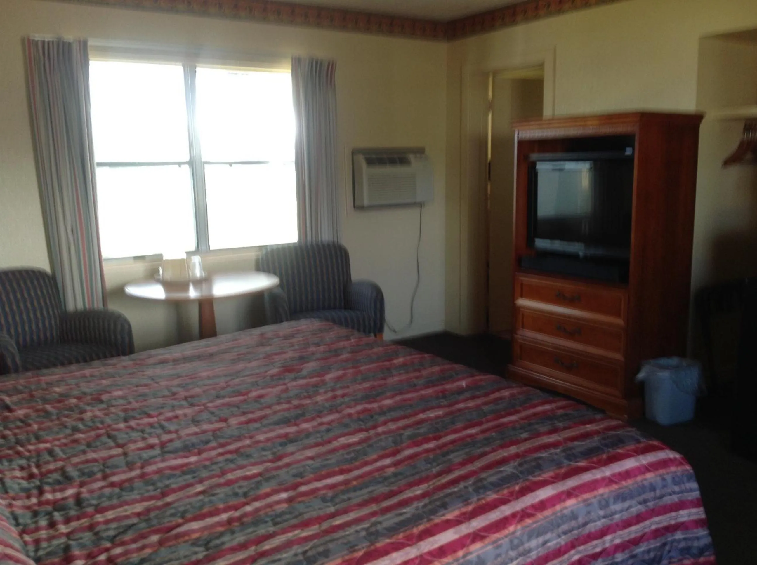 Bed, TV/Entertainment Center in The Suwannee Gables Motel & Marina
