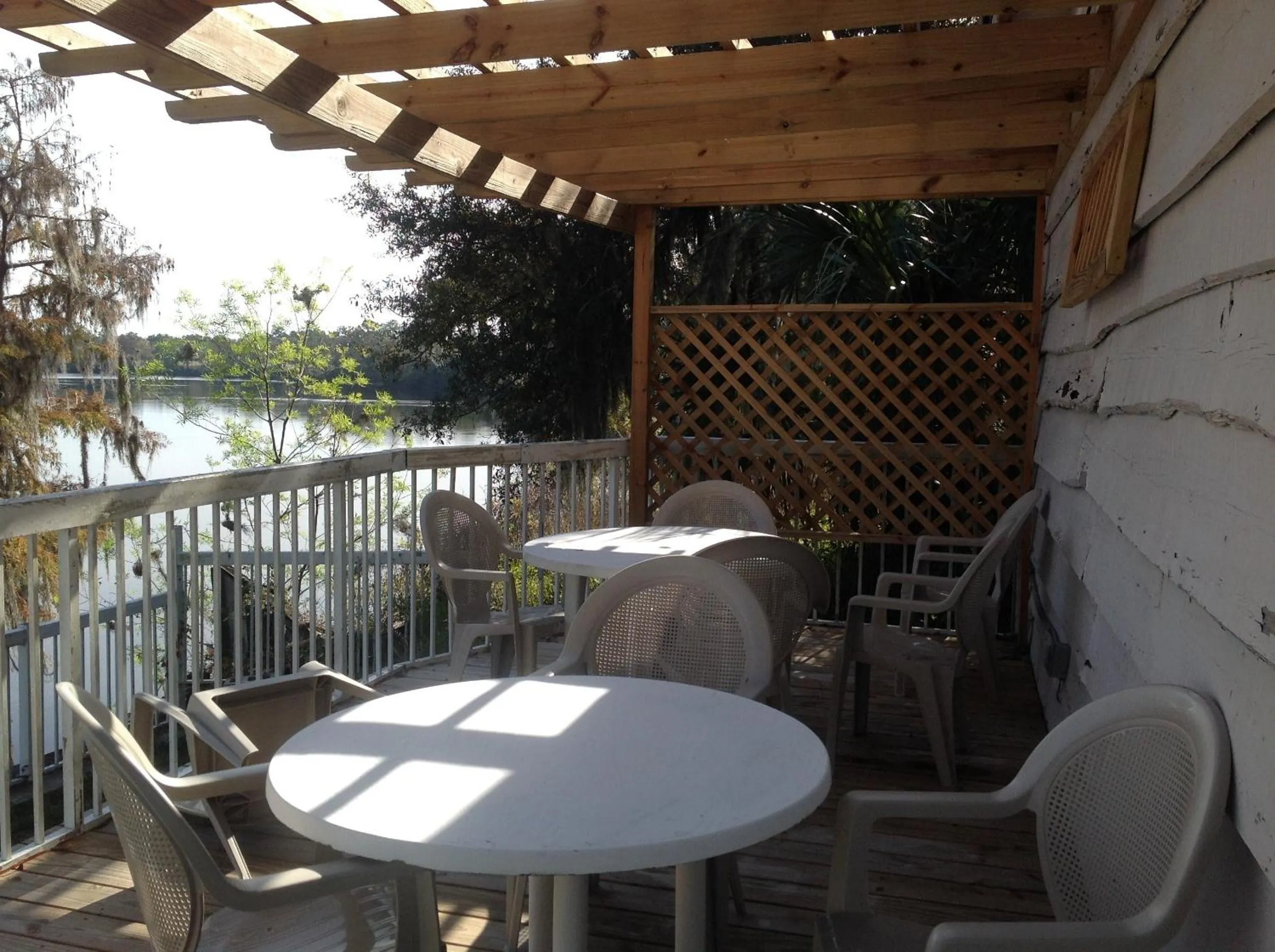 Balcony/Terrace in The Suwannee Gables Motel & Marina