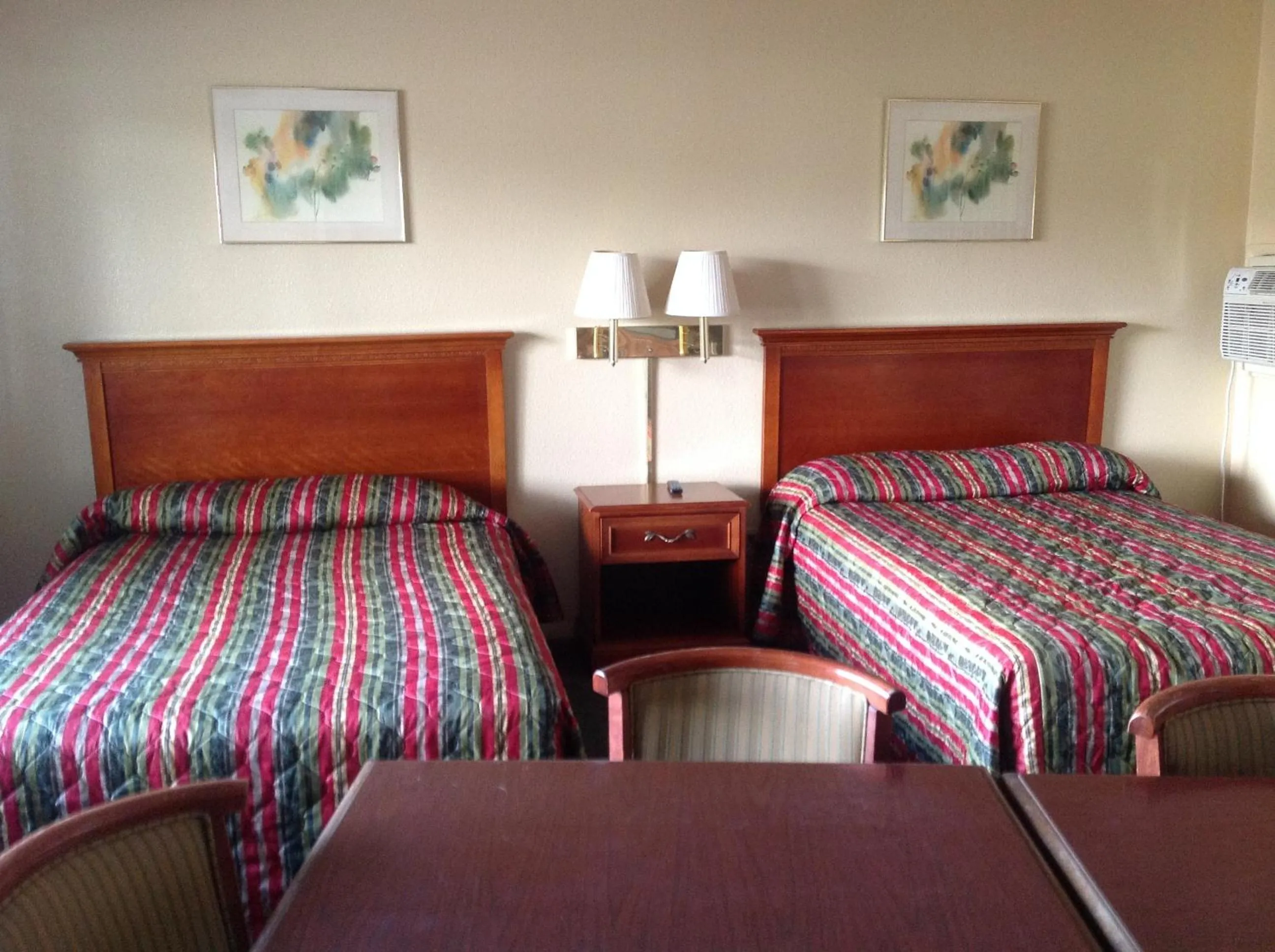 Bed in The Suwannee Gables Motel & Marina