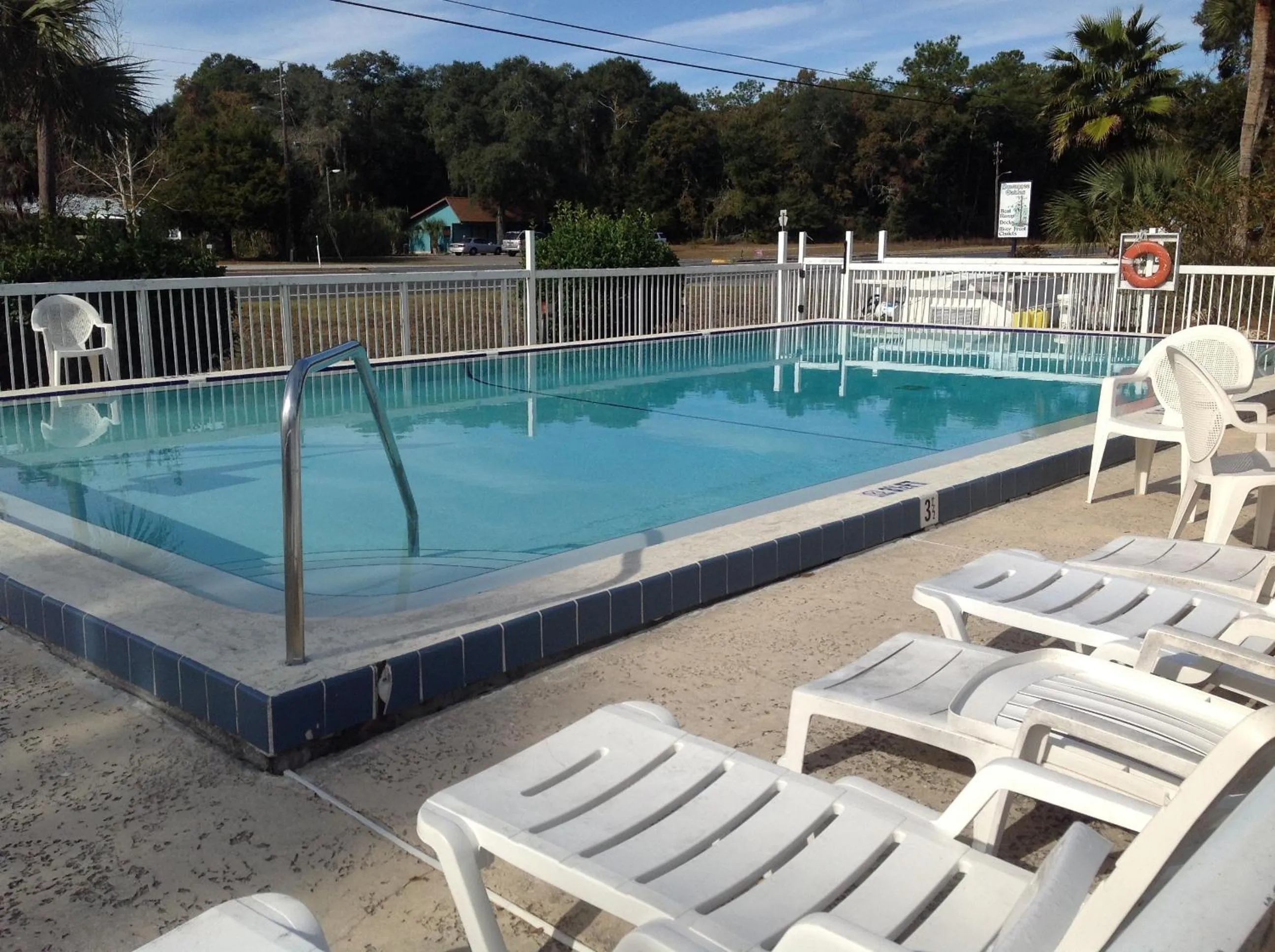 Swimming Pool in The Suwannee Gables Motel & Marina