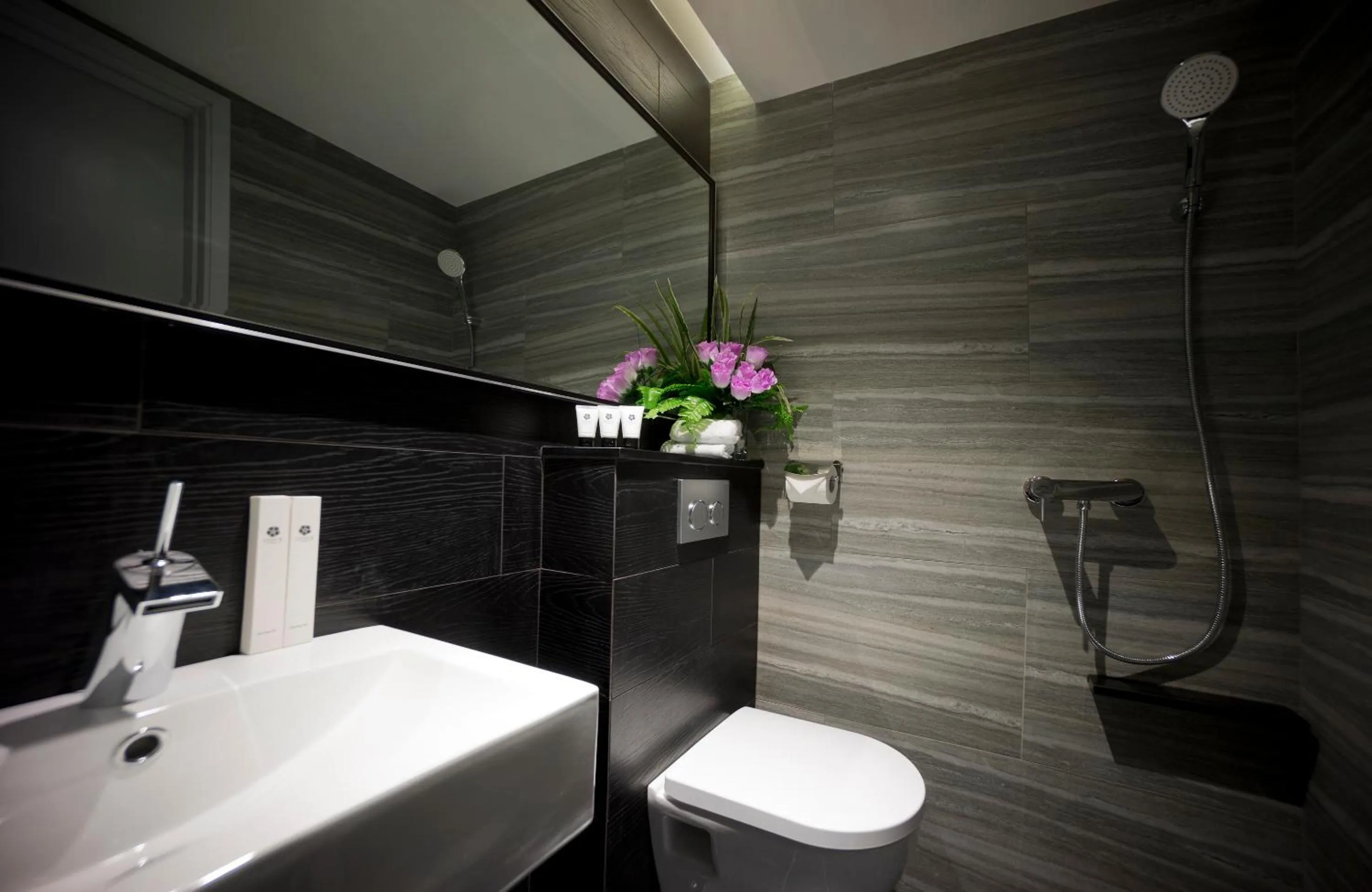 Shower in Venue Hotel The Lily