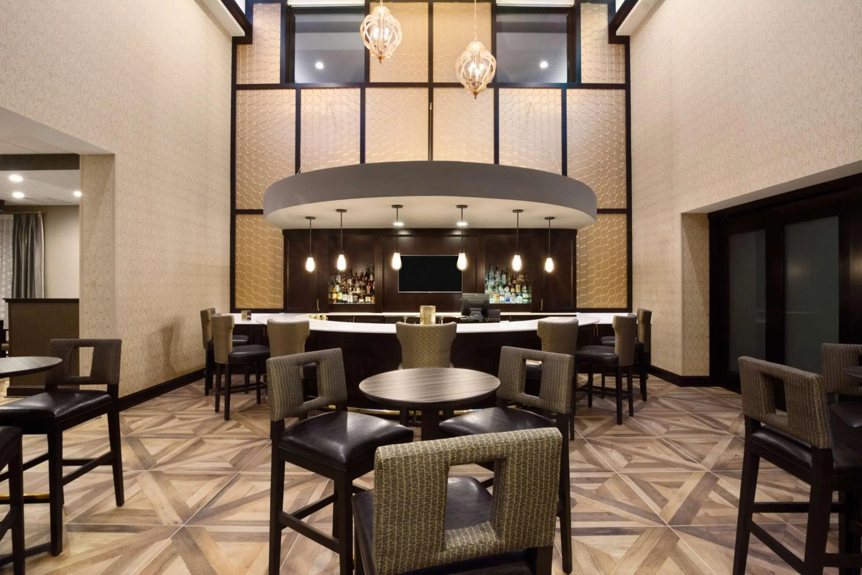 Dining area in DoubleTree by Hilton Charleston Mount Pleasant