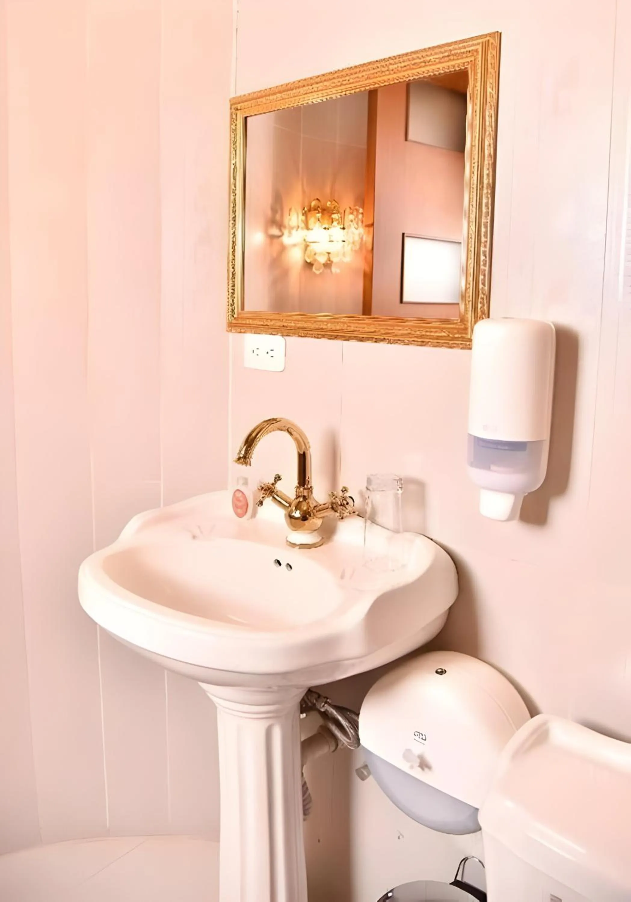 Toilet in Hotel Boutique Casa Ruth en Cuenca