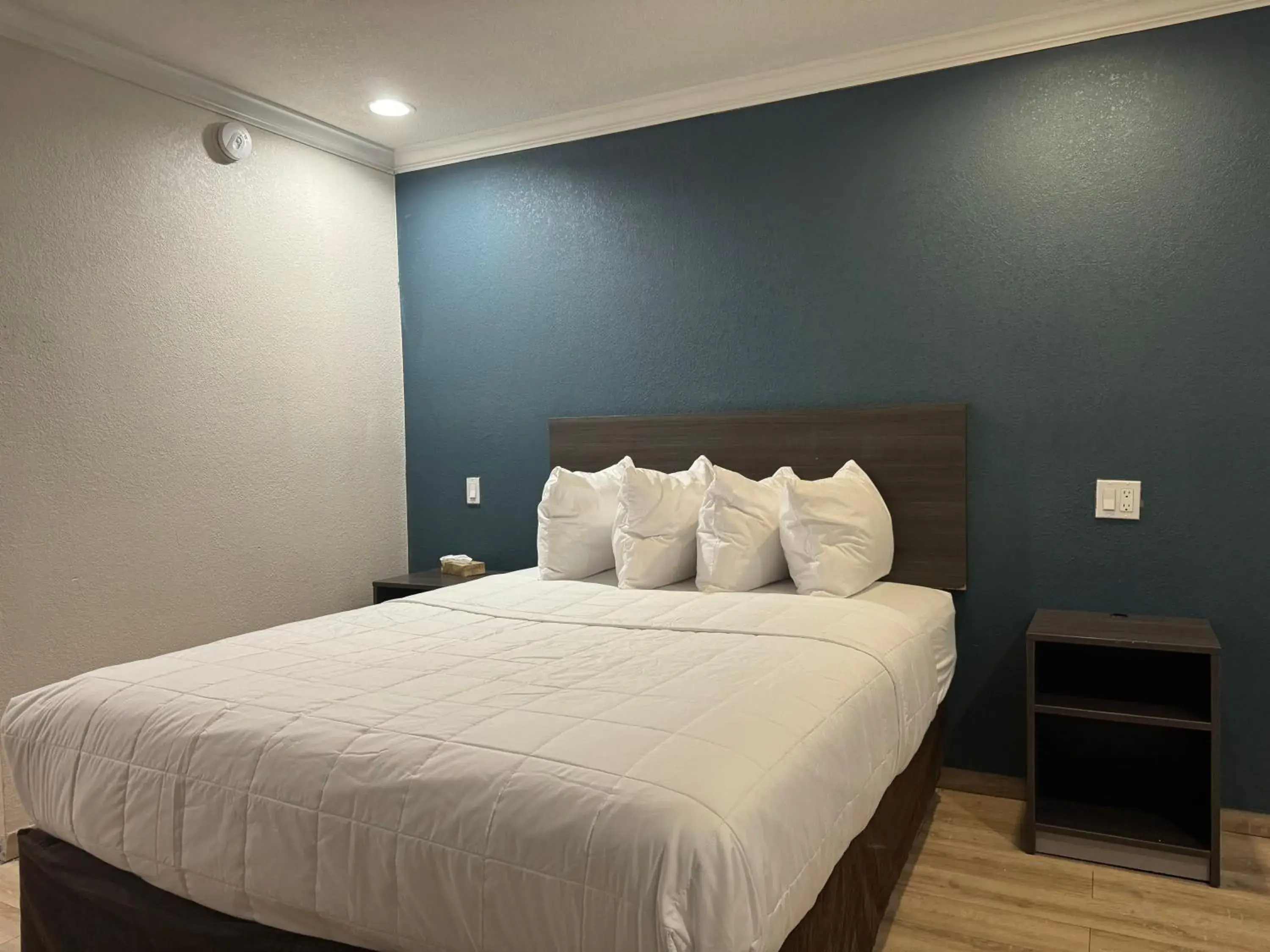 Deluxe Single Room in Baymont by Wyndham Bakersfield Deluxe Single Room in Baymont by Wyndham Bakersfield