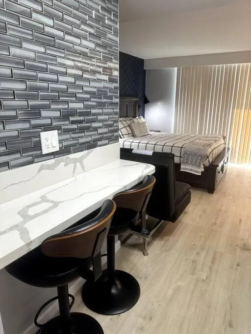 Seating area, Bed in Gem of Waikiki at Inn on the Park