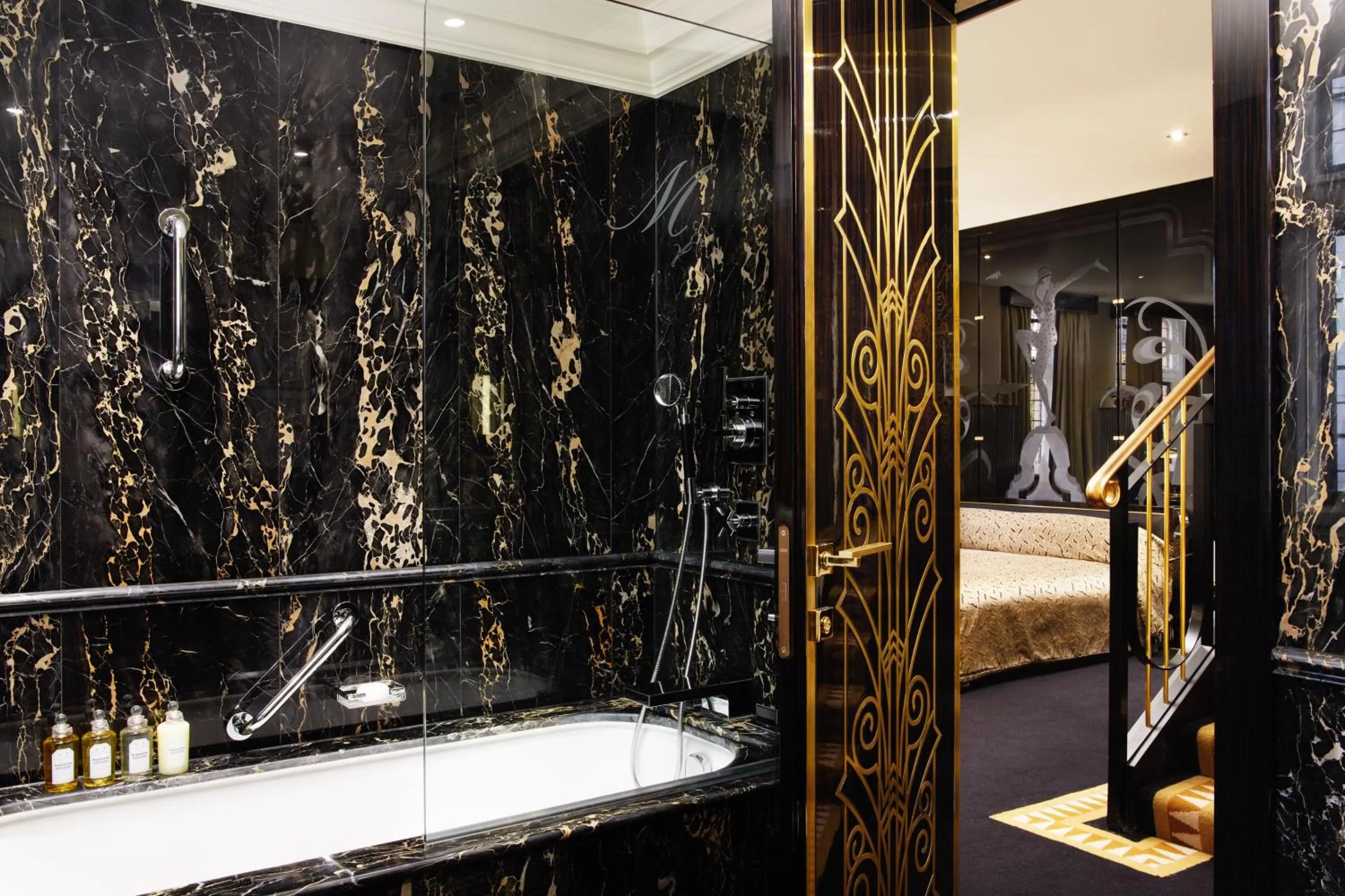 Bathroom, Bed in Milestone Hotel Kensington