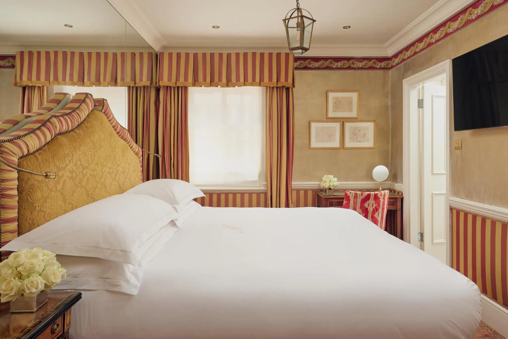 Bedroom, Bed in Milestone Hotel Kensington