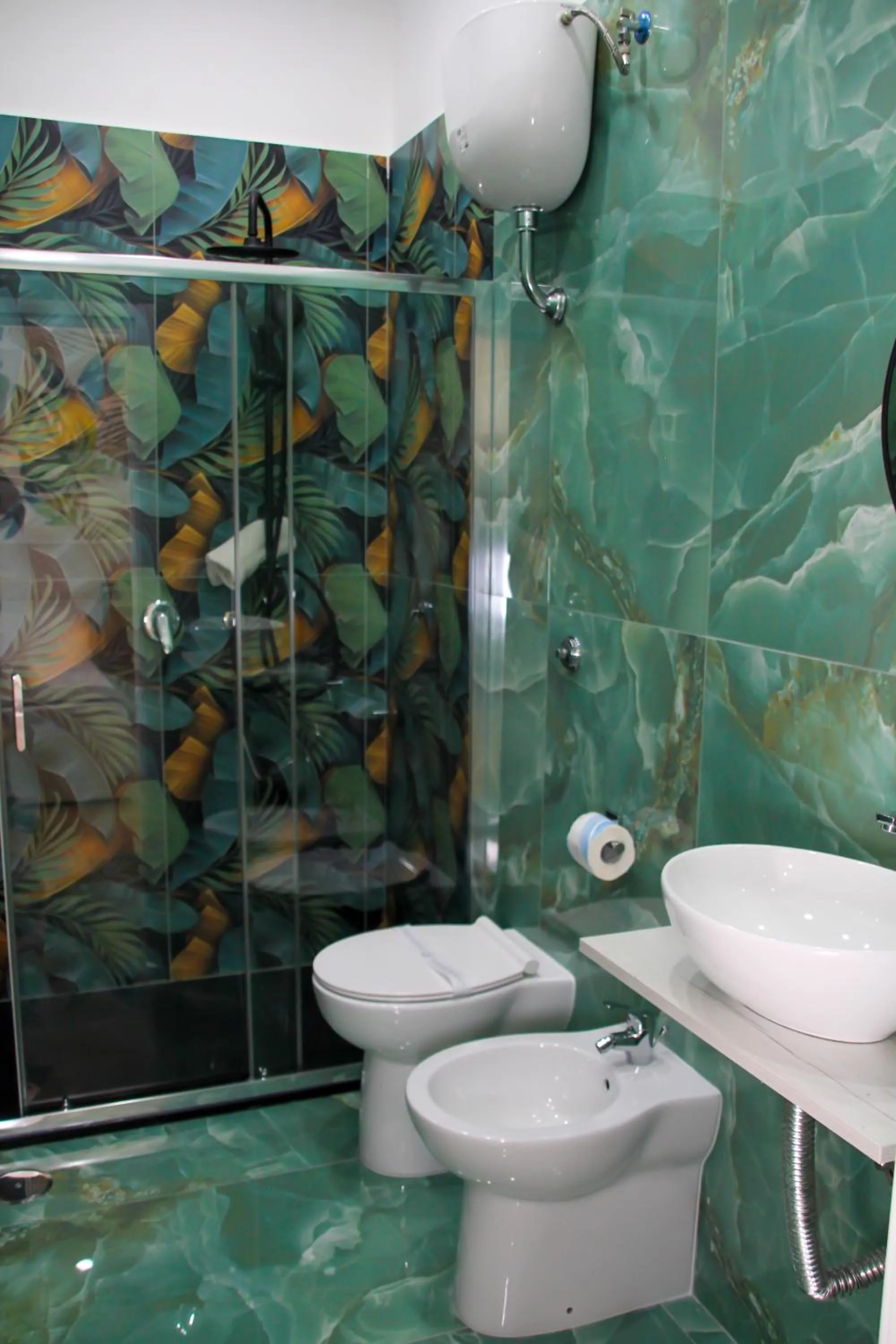 Bathroom in VPM ROOMS central train station