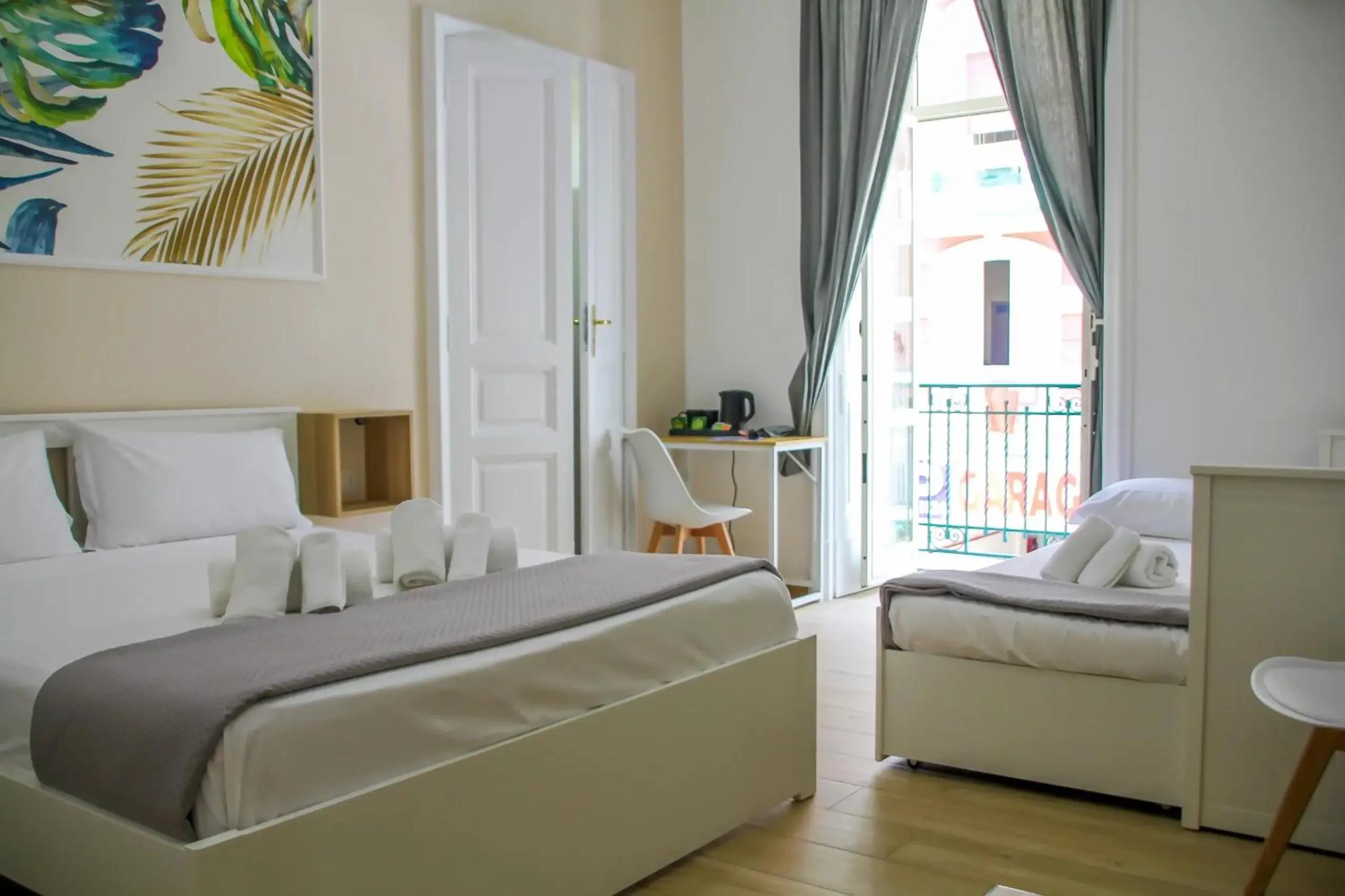 Balcony/Terrace, Bed in VPM ROOMS central train station