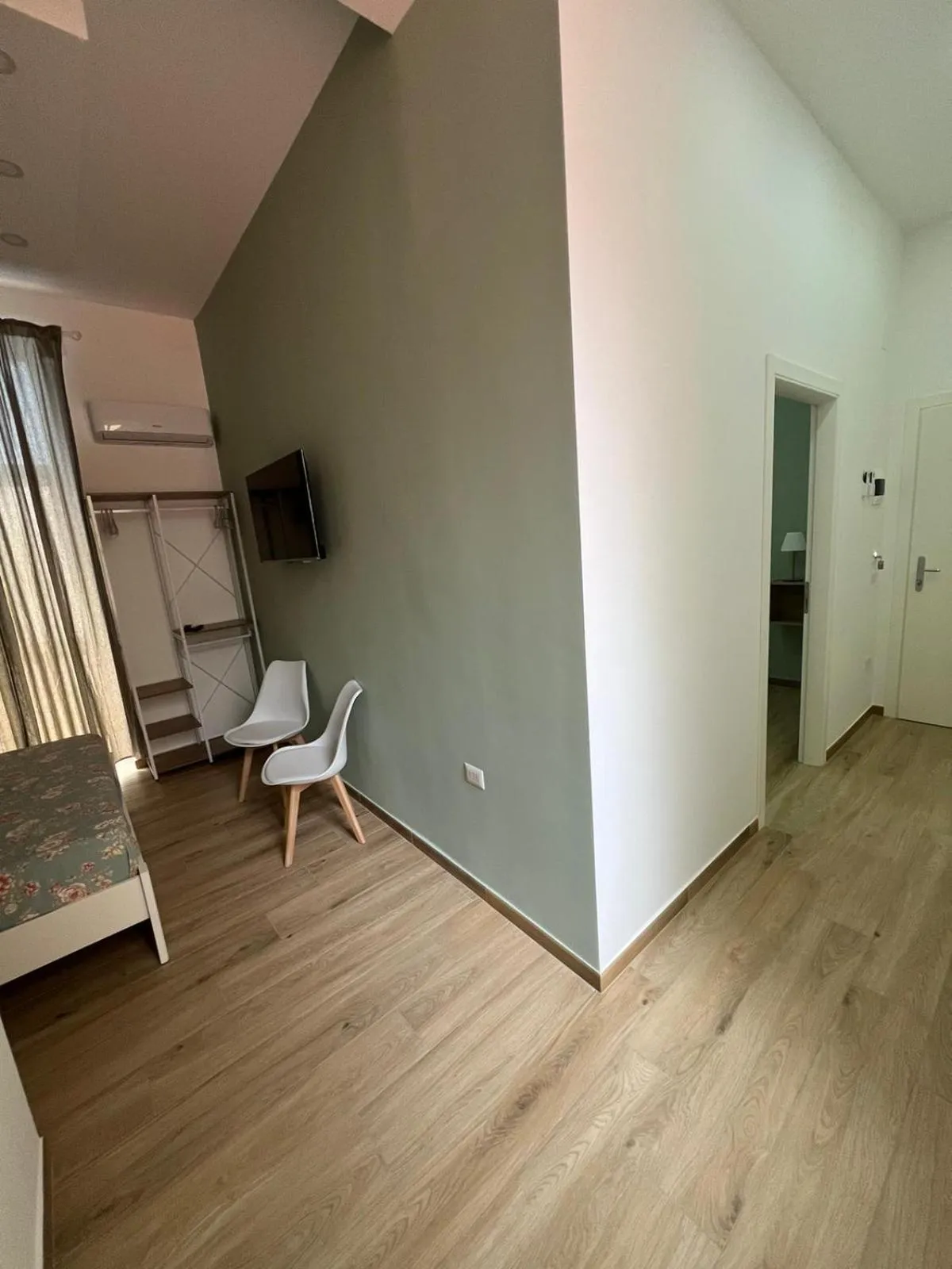 TV and multimedia in VPM ROOMS central train station