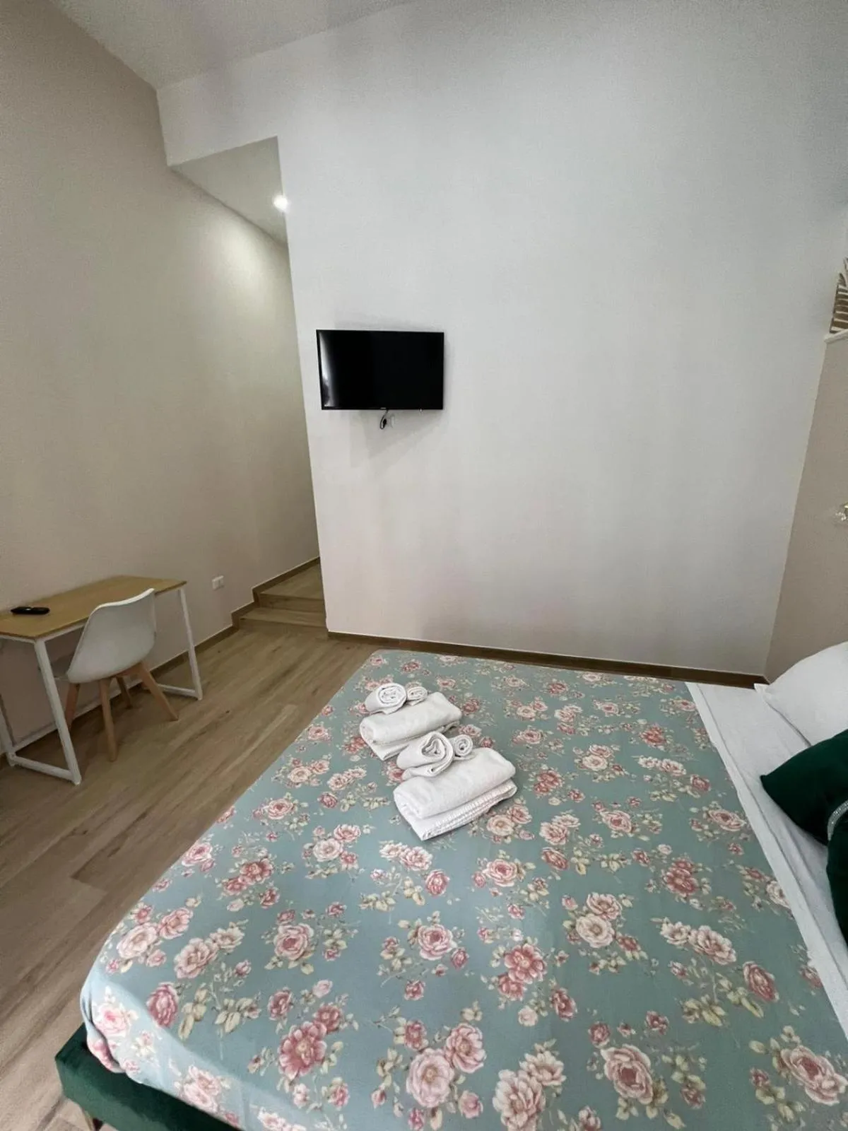 Photo of the whole room, Bed in VPM ROOMS central train station