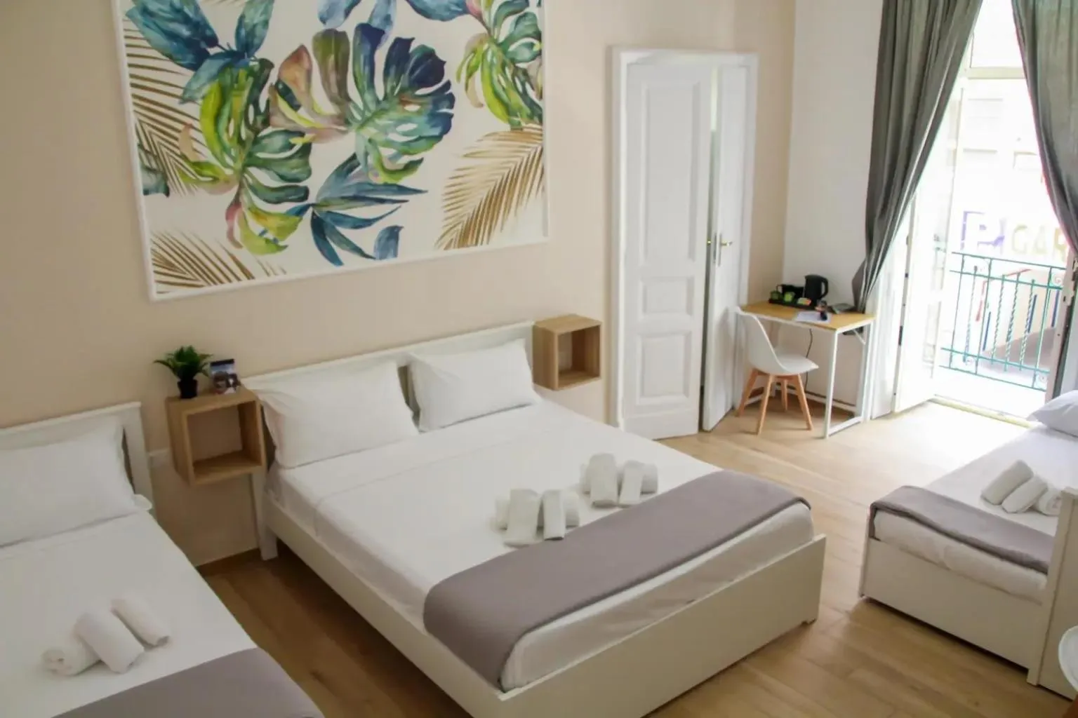 Balcony/Terrace, Bed in VPM ROOMS central train station