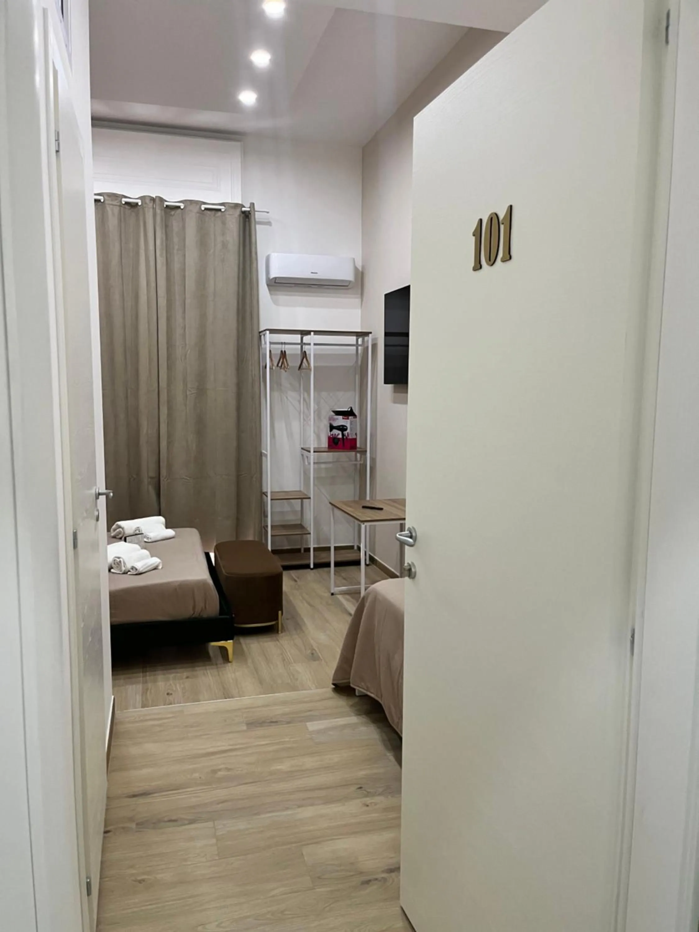 Photo of the whole room, Bed in VPM ROOMS central train station