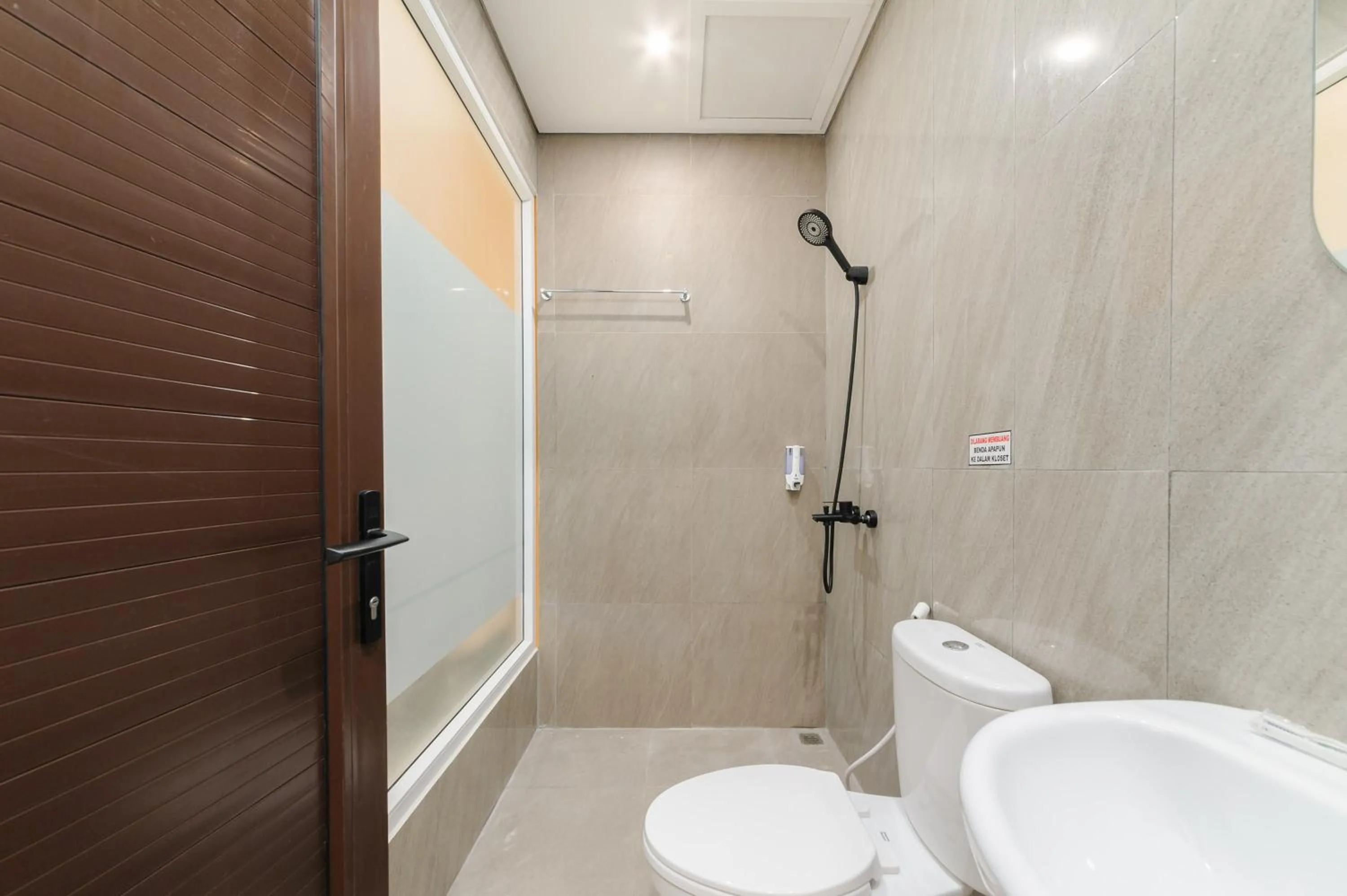 Bathroom in Sans Hotel Tajur Bogor