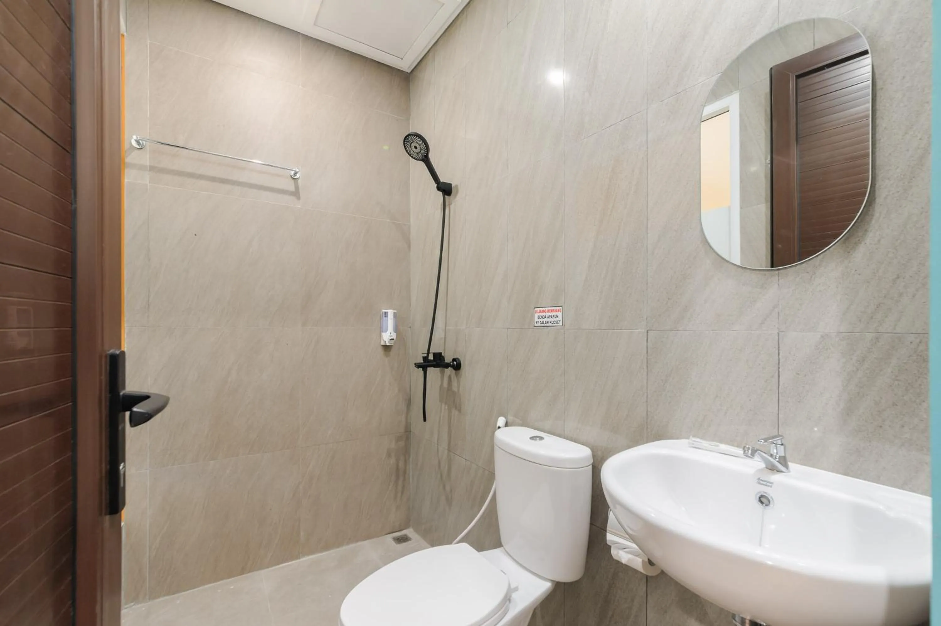 Bathroom in Sans Hotel Tajur Bogor