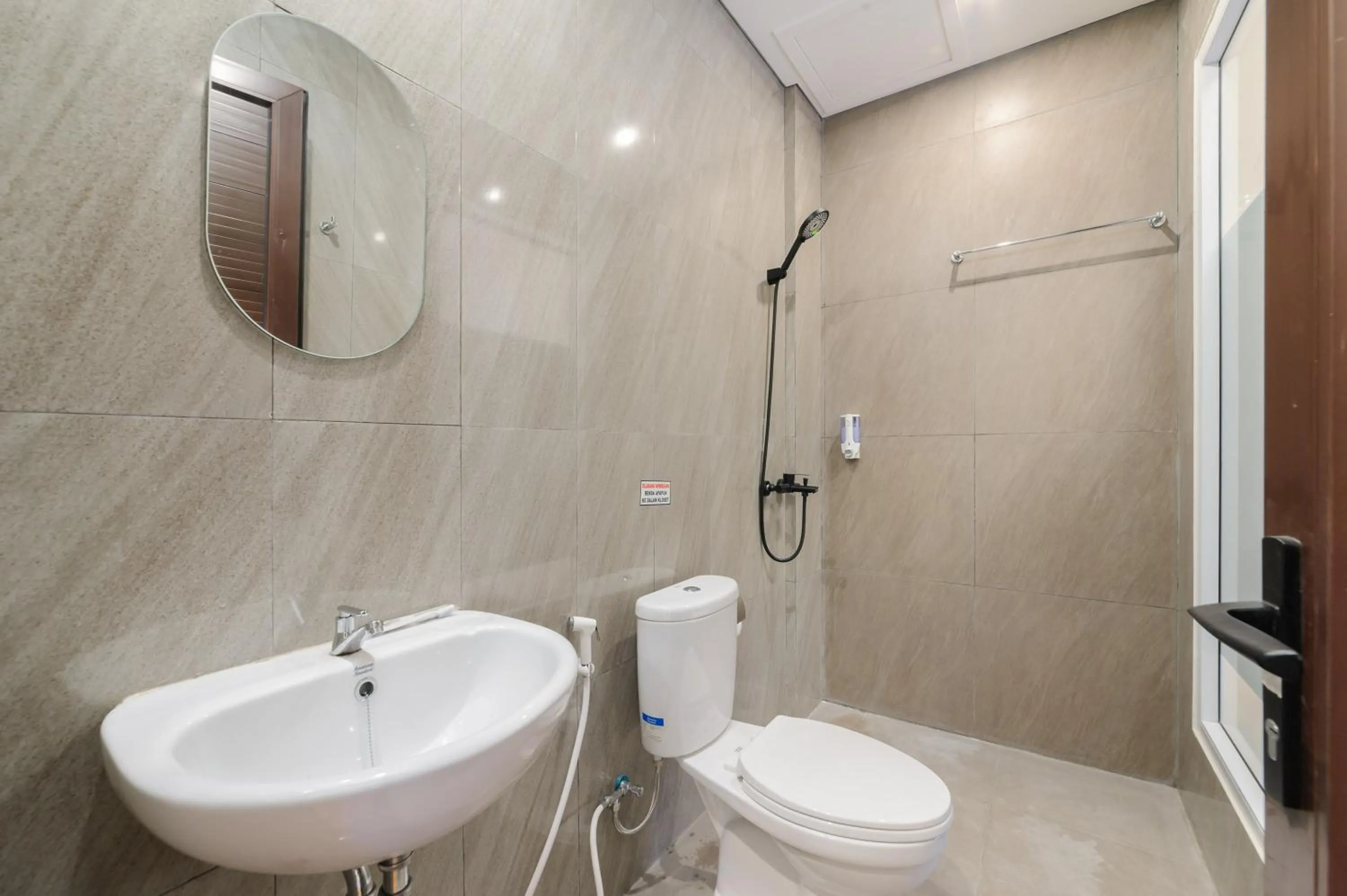 Bathroom in Sans Hotel Tajur Bogor