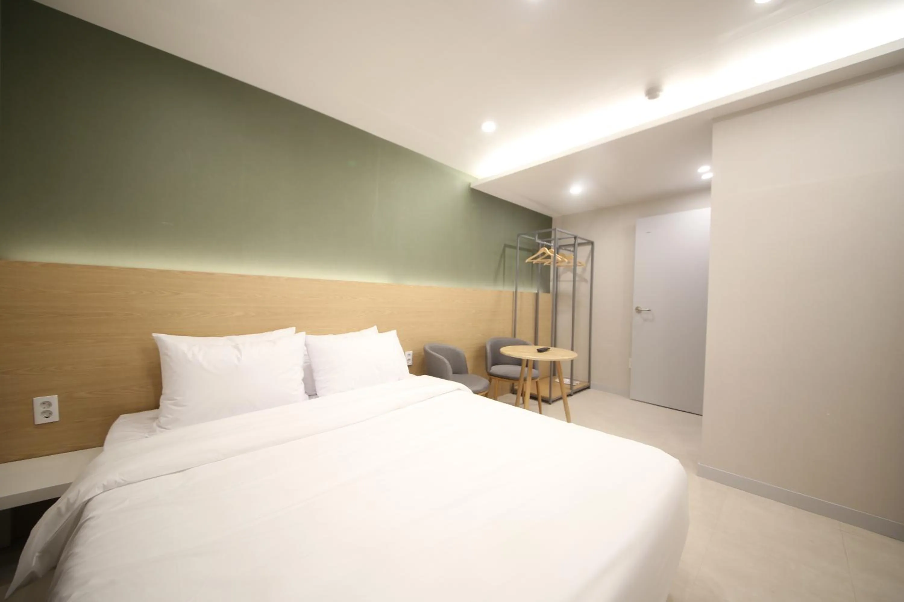 Bed in Calm Rest Hotel Masan
