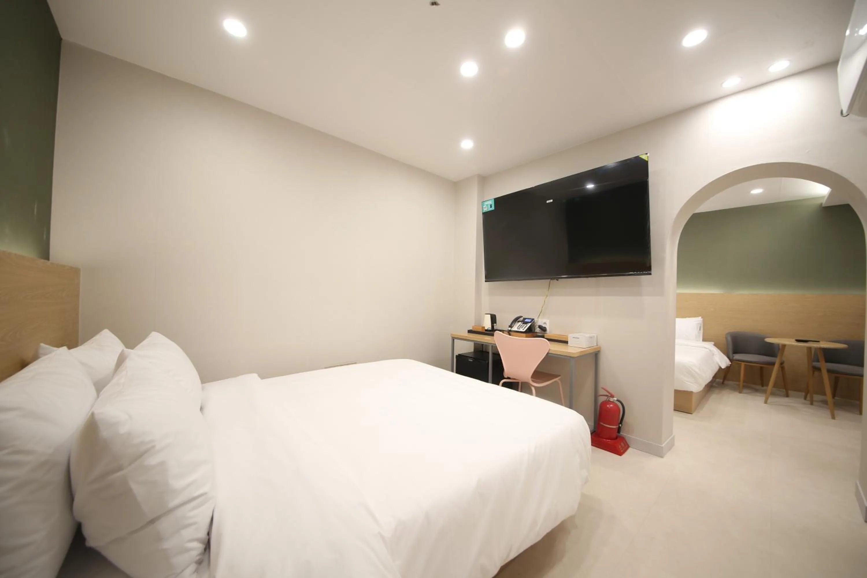 Bed in Calm Rest Hotel Masan