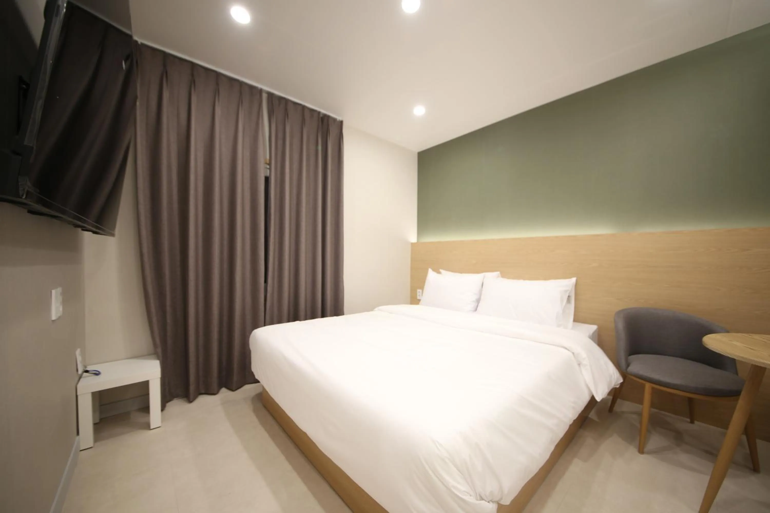 Bed in Calm Rest Hotel Masan