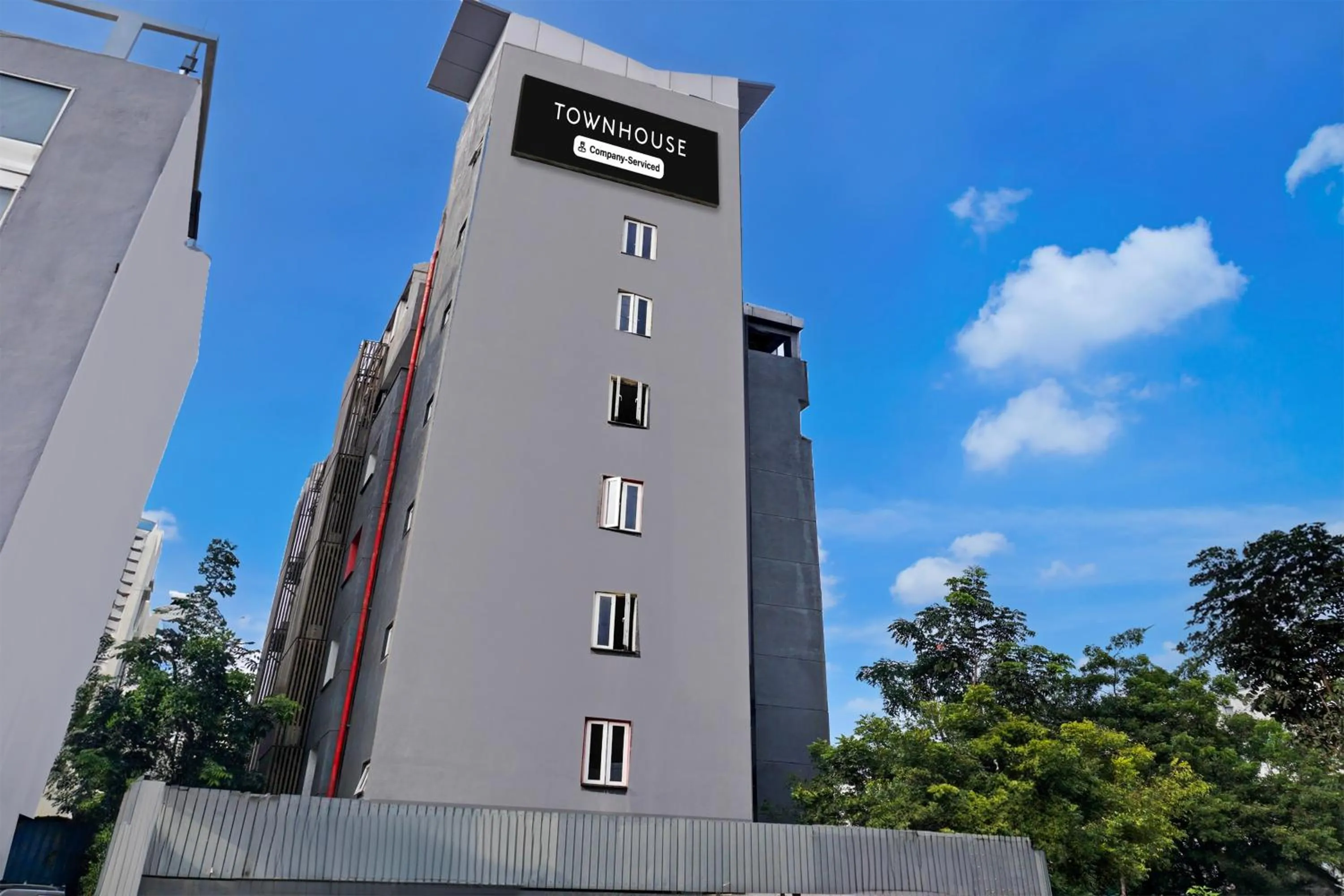 Facade/entrance in Super Townhouse Balewadi