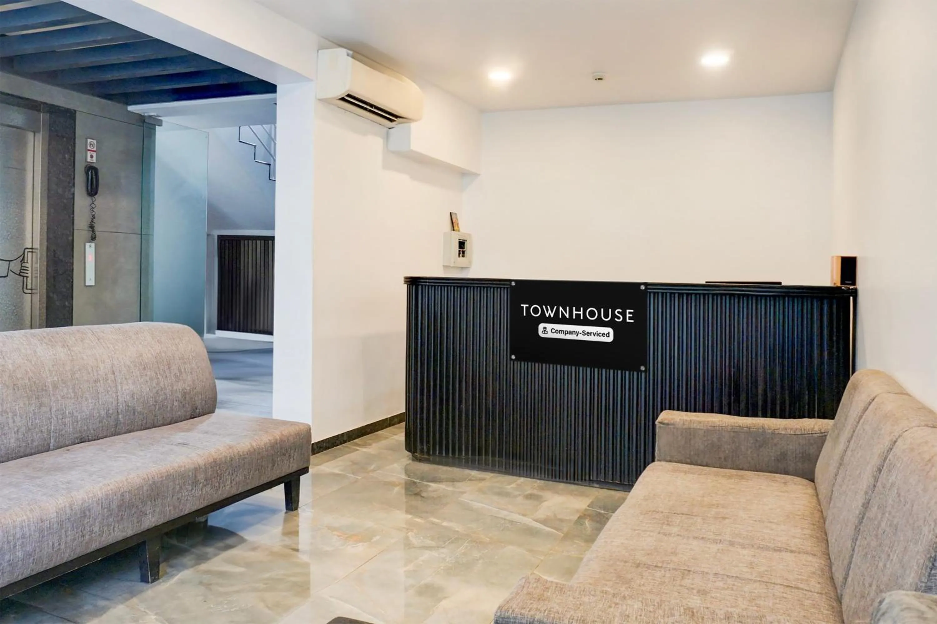 Lobby or reception in Super Townhouse Balewadi