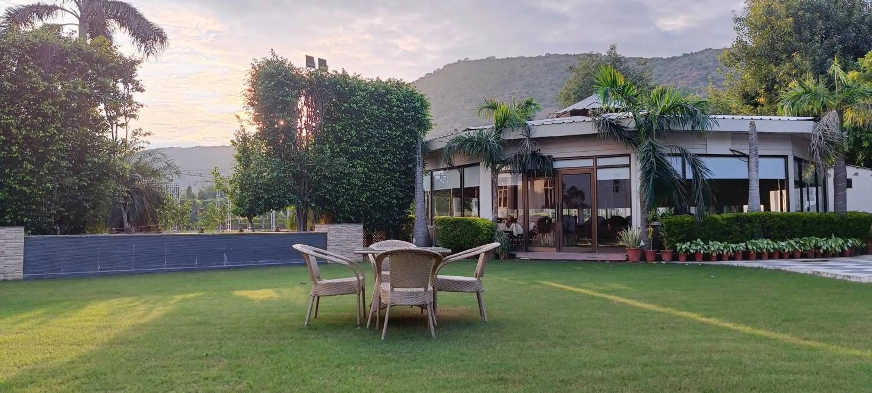 Restaurant/places to eat in Sagar Resort