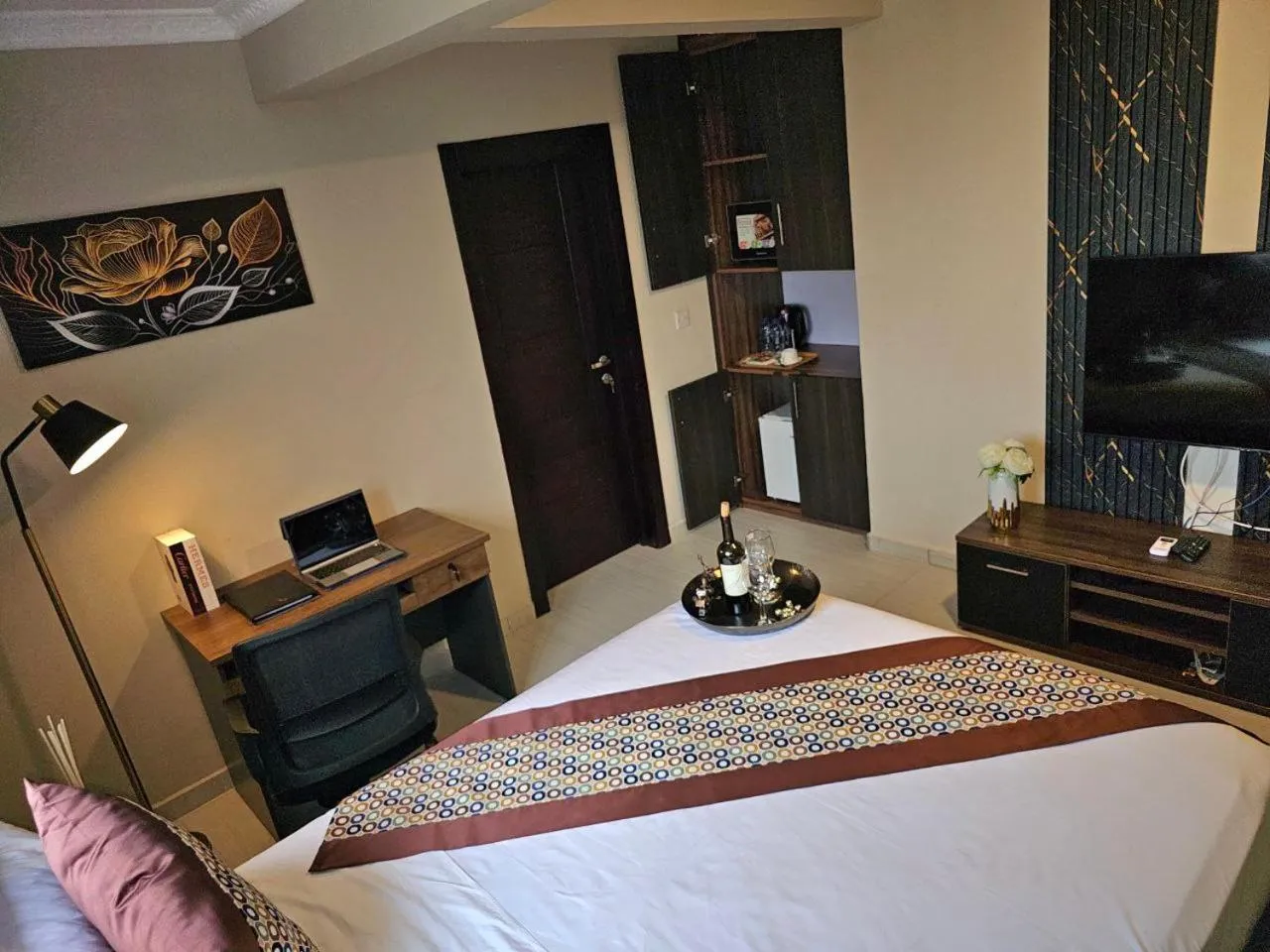Photo of the whole room, Bed in Mansah Plus Hotel and Apartments