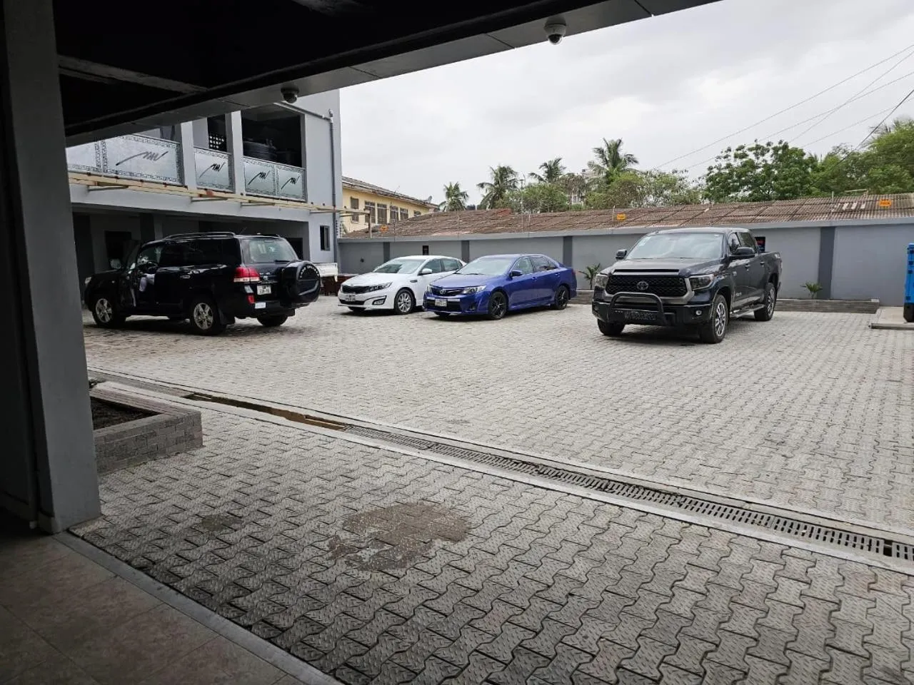 Parking in Mansah Plus Hotel and Apartments