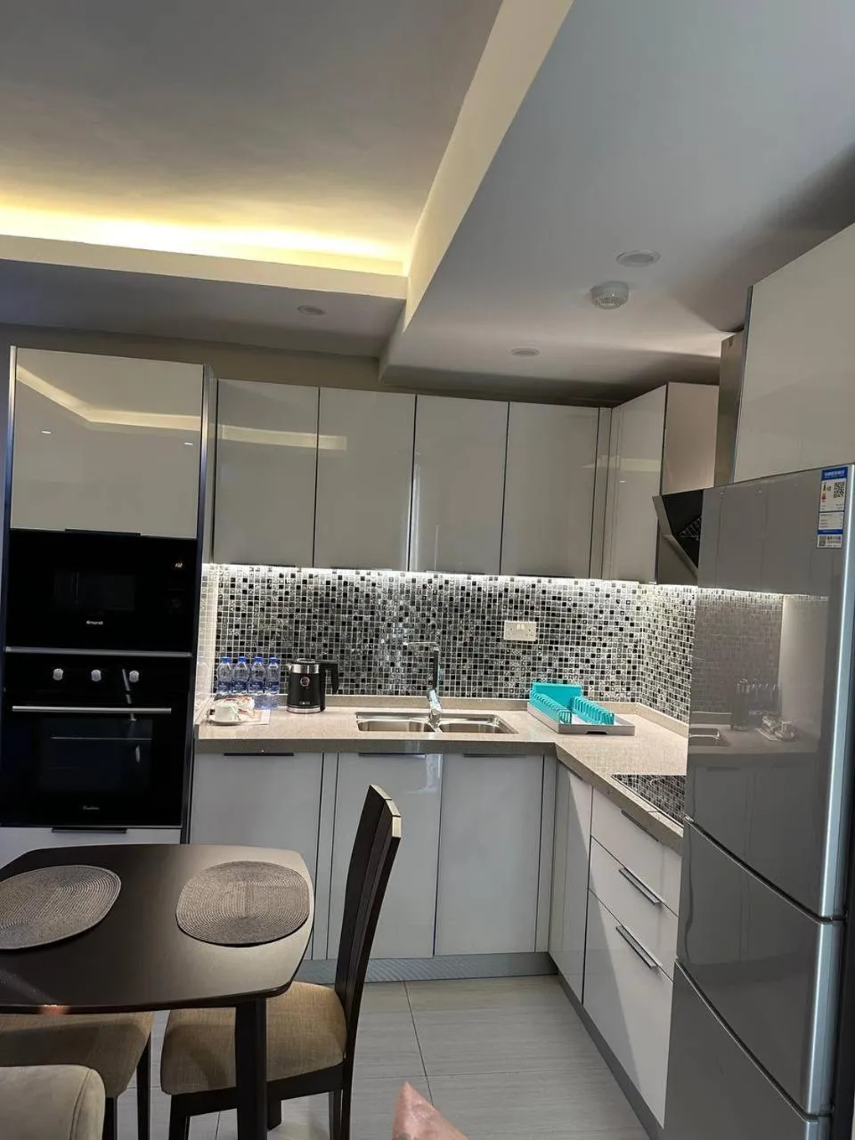 Kitchen or kitchenette in Mansah Plus Hotel and Apartments