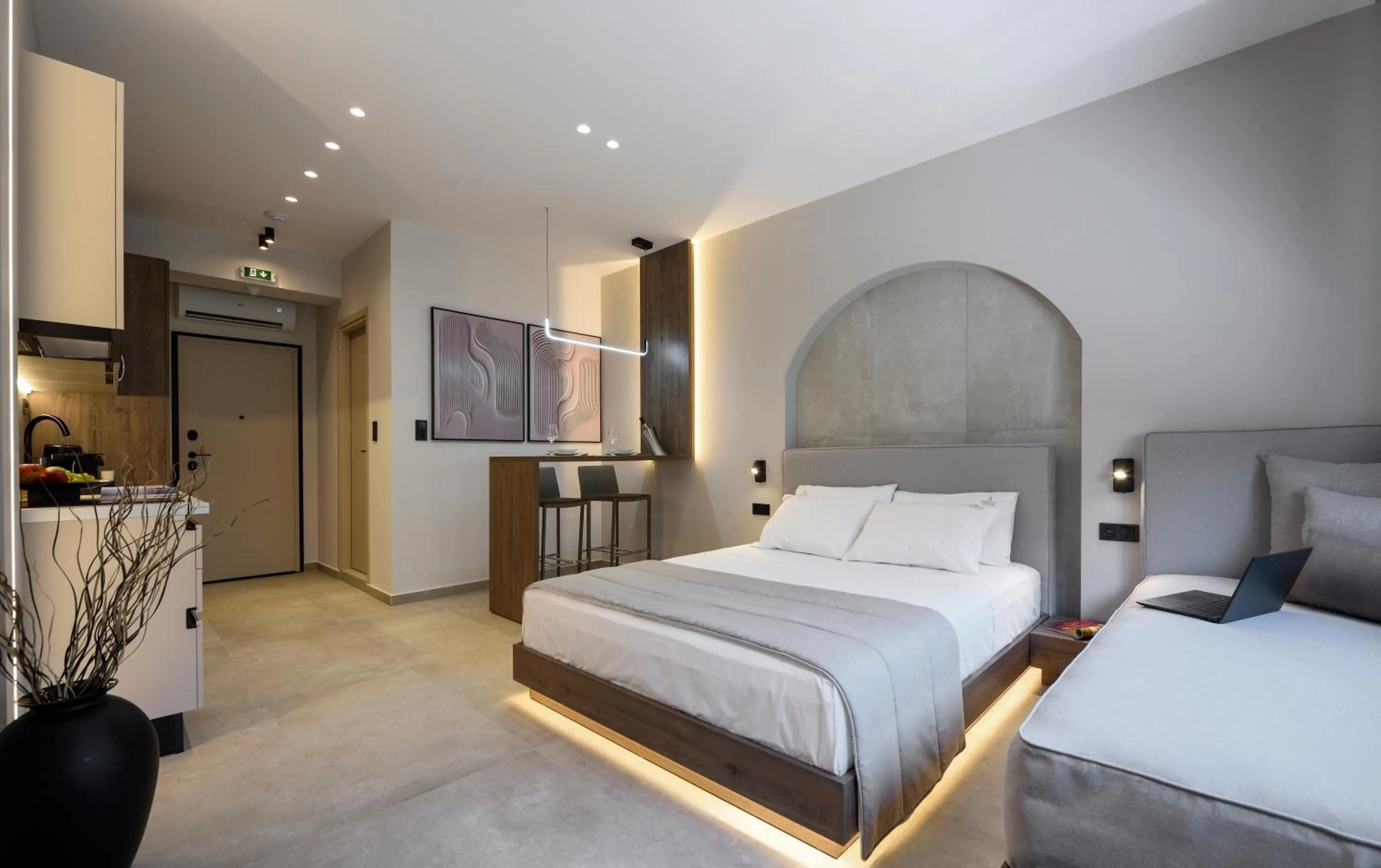 Bedroom, Bed in Loena Luxury Suites