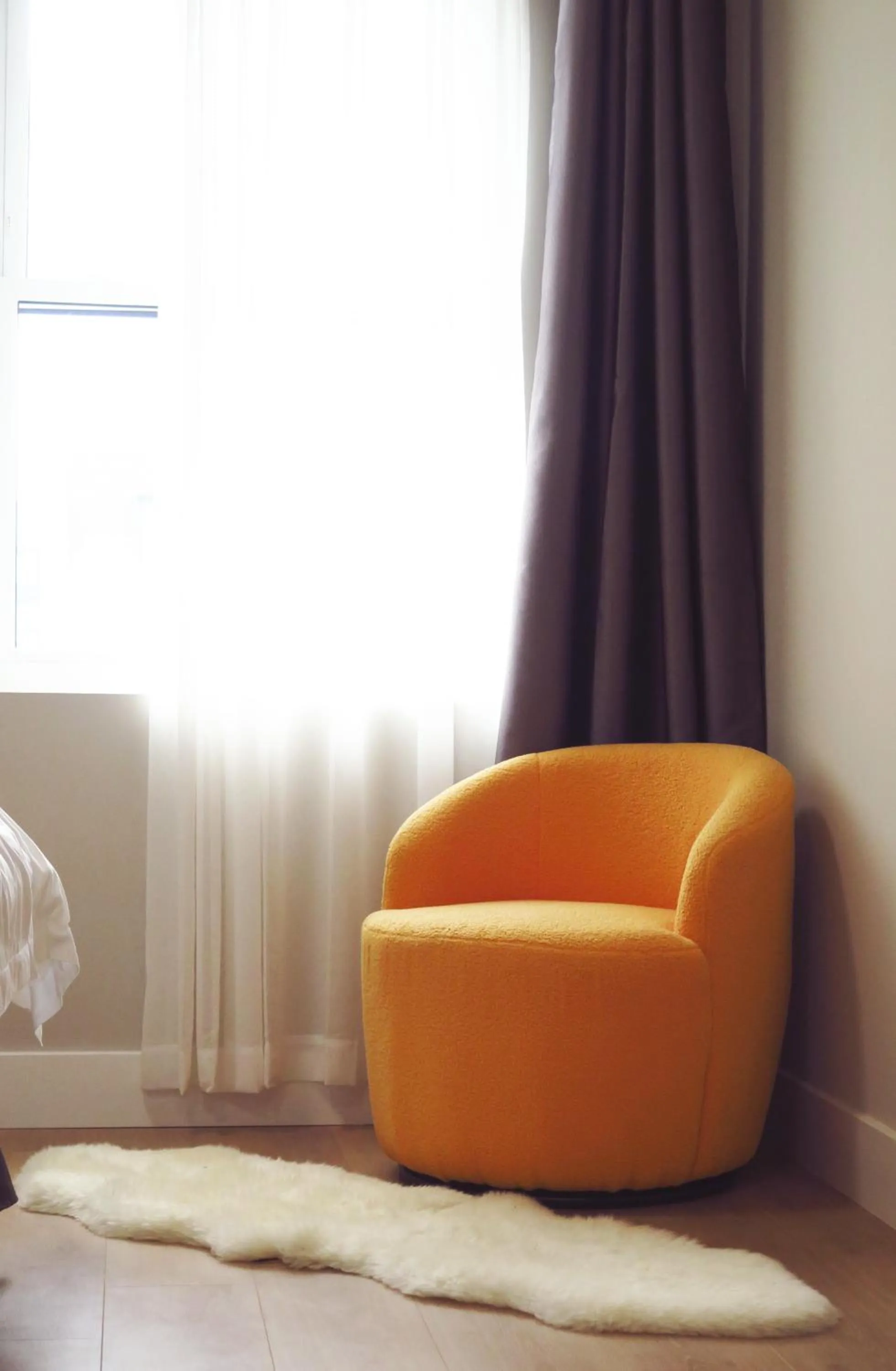 Seating area in 4211 Suites