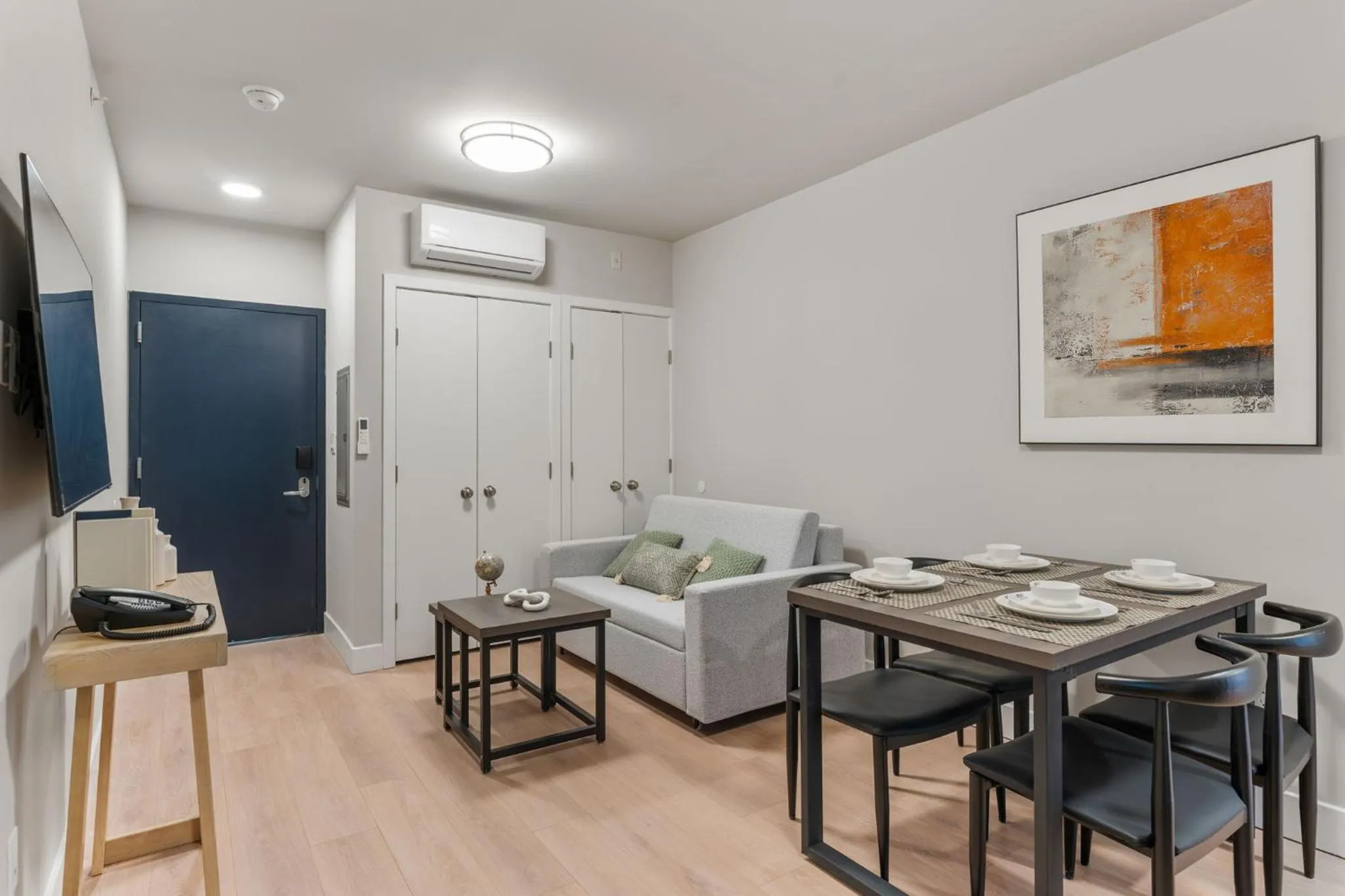 TV and multimedia, Bed in 4211 Suites