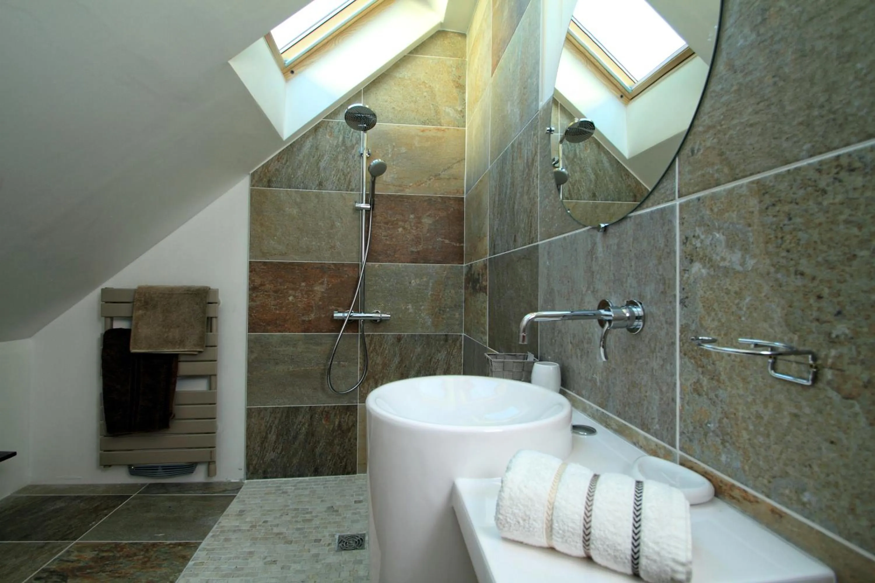 Bathroom in Hôtel SPA Le Miel des Muses