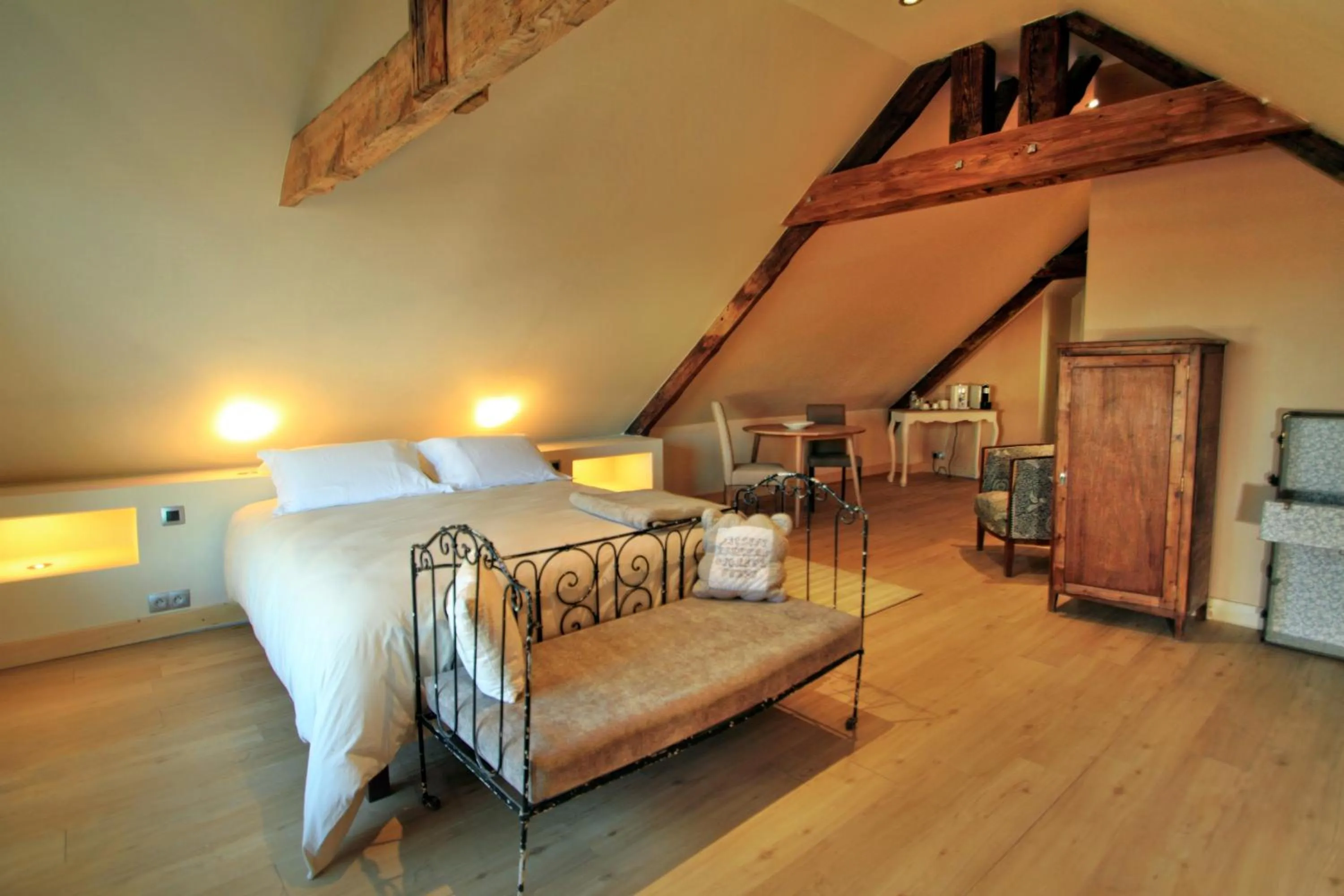 Photo of the whole room, Bed in Hôtel SPA Le Miel des Muses