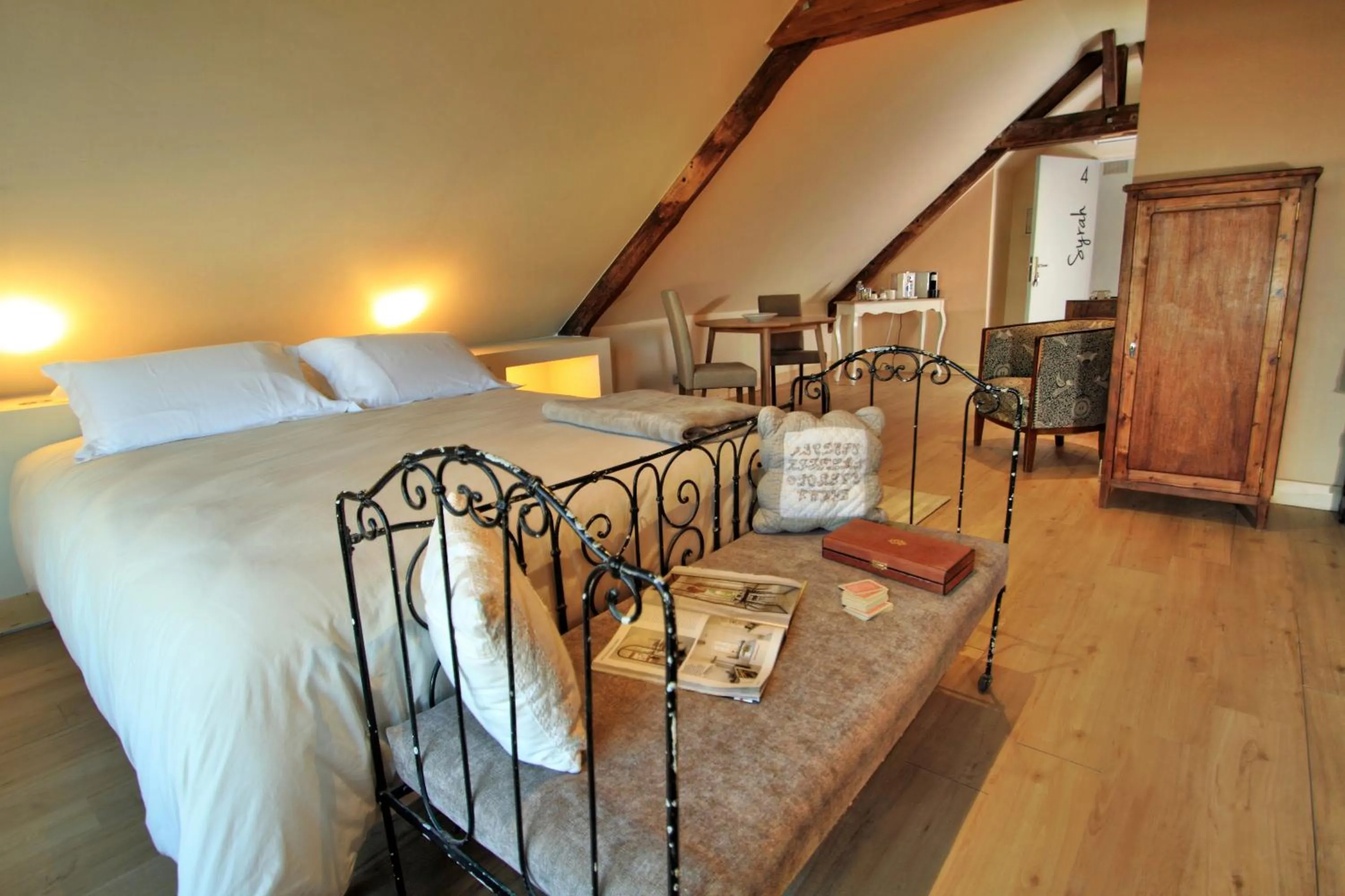 Photo of the whole room, Bed in Hôtel SPA Le Miel des Muses