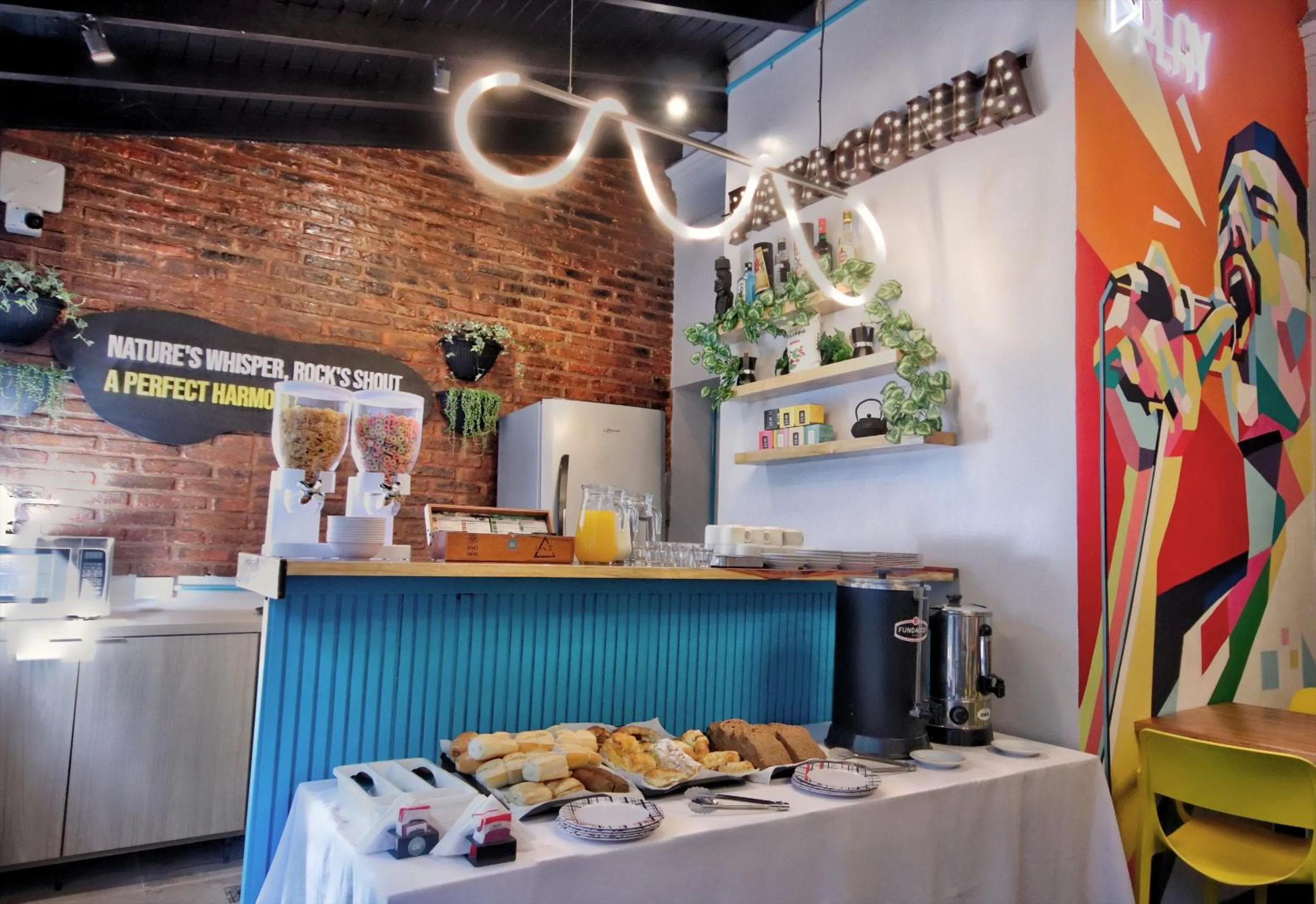 Food and drinks in Play Hostel Garden