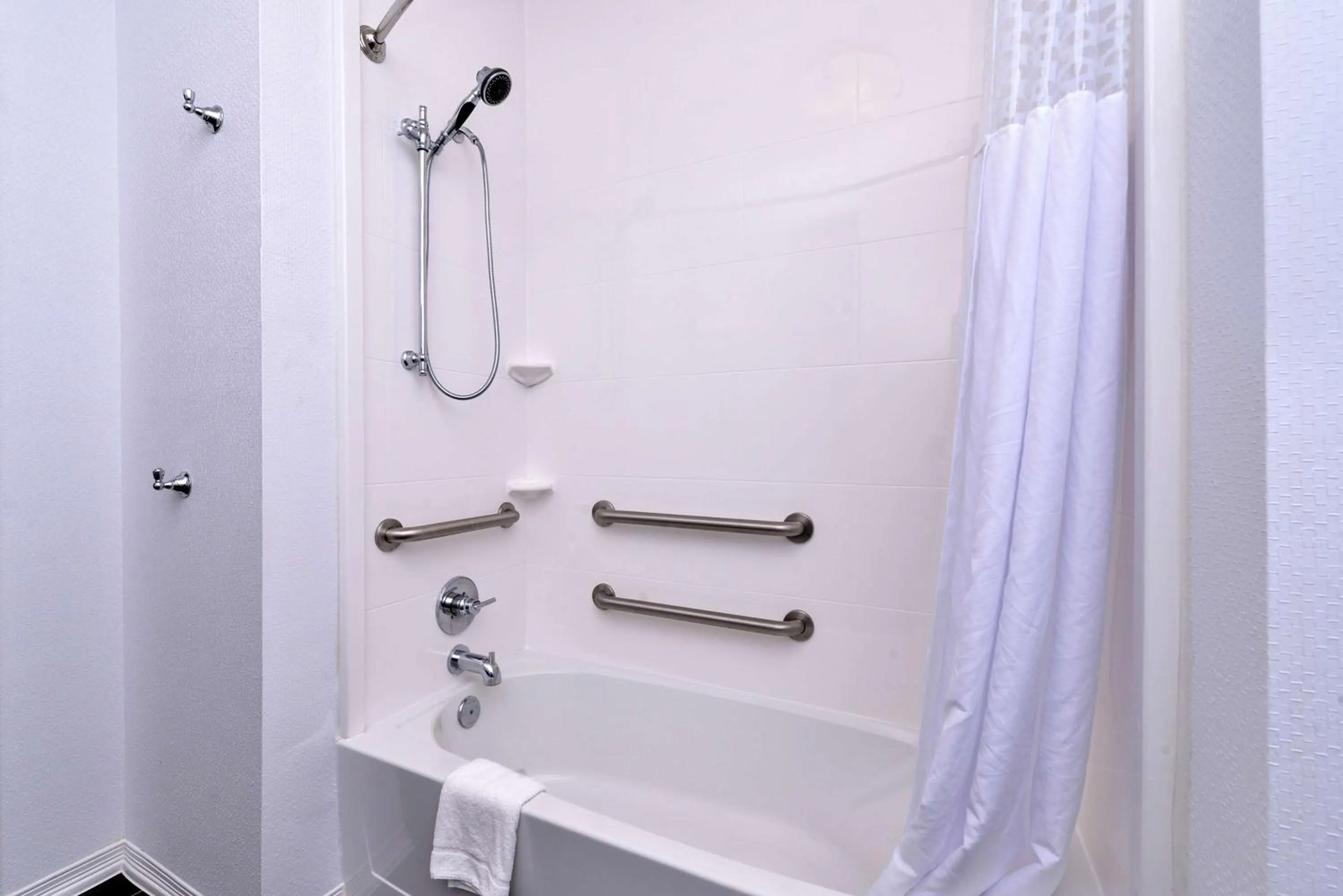 Bathroom in Hampton Inn Broussard-Lafayette