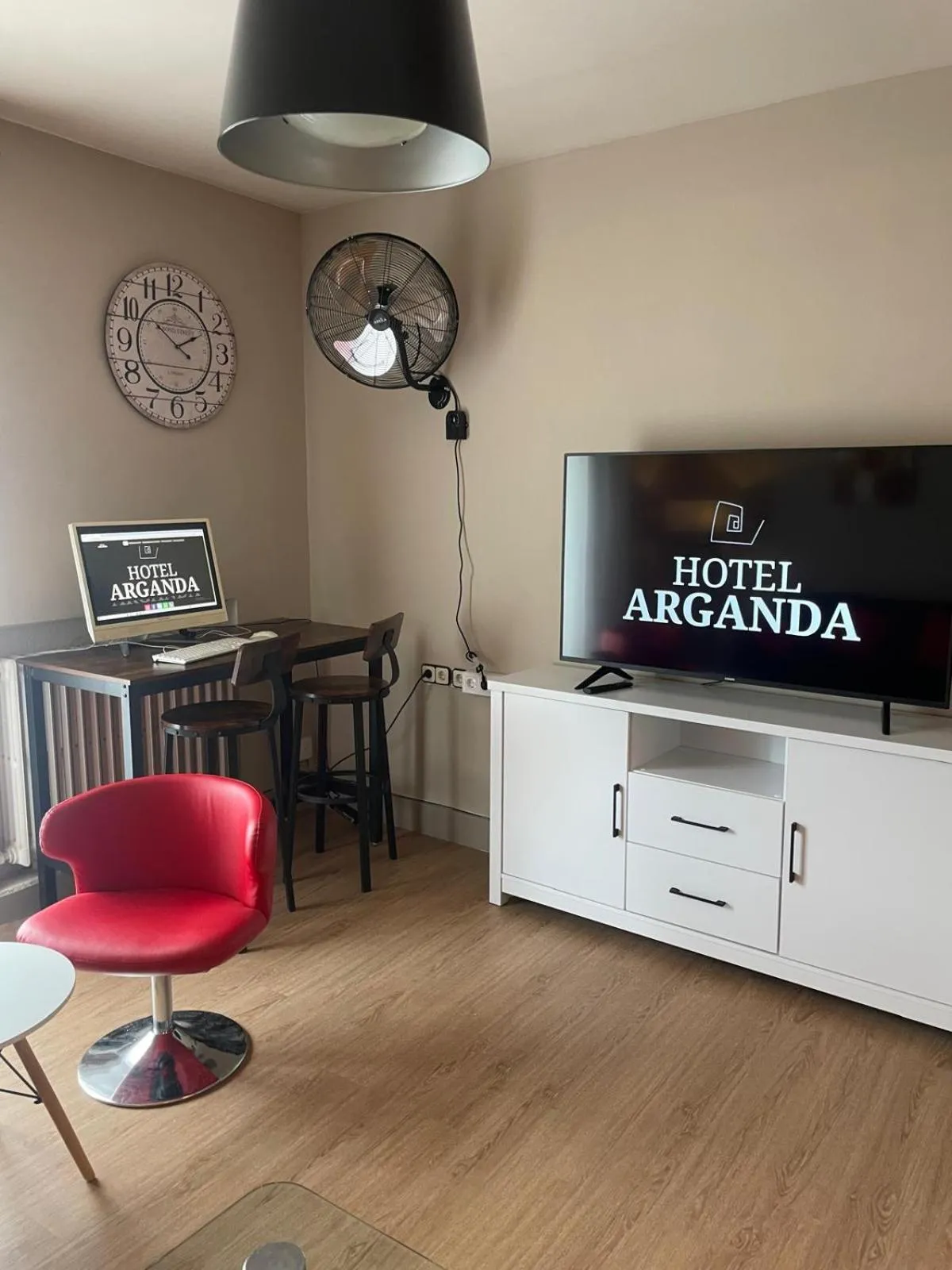 Communal lounge/ TV room in Hotel Arganda