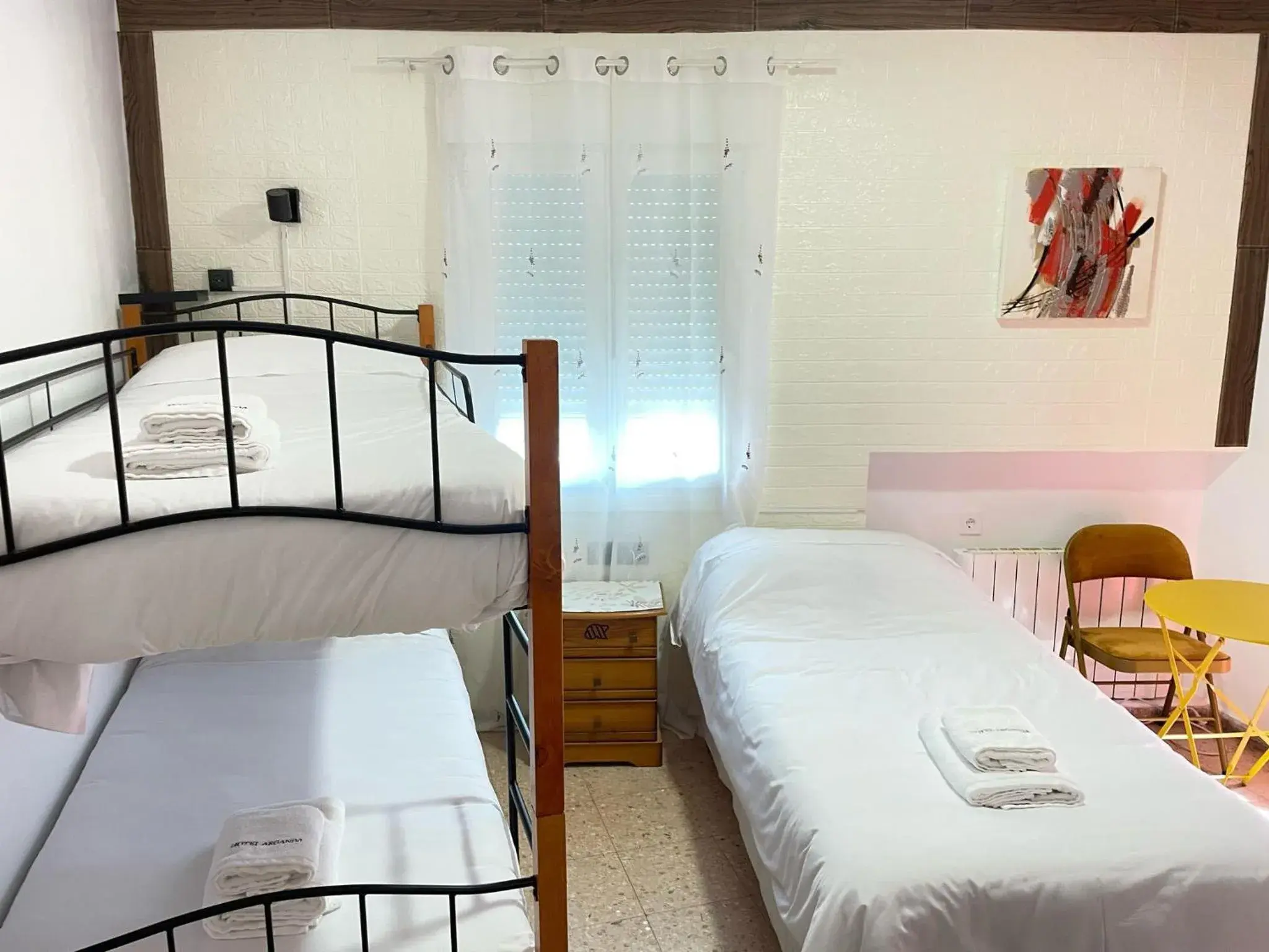 Triple Room with Shared Bathroom in Hotel Arganda Triple Room with Shared Bathroom in Hotel Arganda